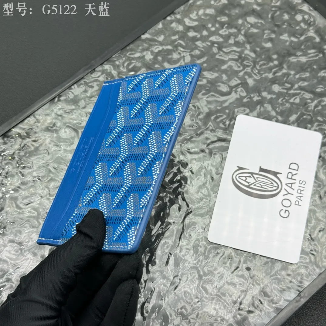 💰90 💎The top-quality original GOYARD Saint-Sulpice card holder has a small and compact design, and its central pocket can store cards, IDs or folded banknotes. The compact design fits nicely in a jacket or pants pocket. Model; G5122 Size: 7*10.5*0.2cm