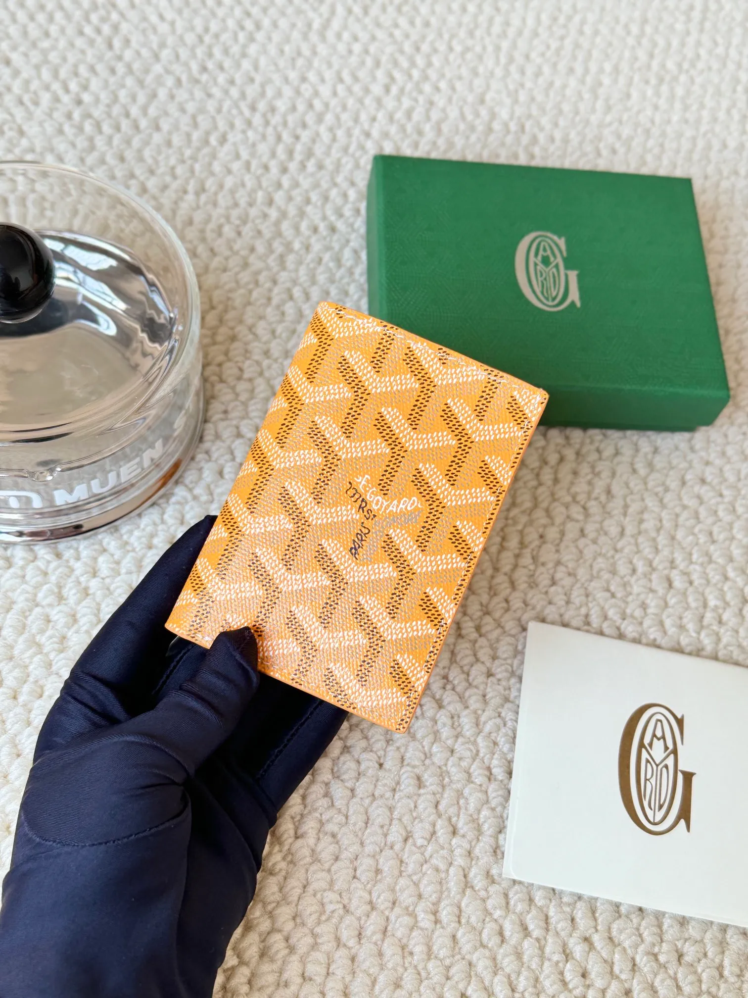 💰120 Goyard Goyardine Canvas & Vauzelles Calfskin No.: 803 Multiple colors available. Can be used as a couple model. It’s yyds to give as a gift for your own use! 6 card slots + two compartments, suitable for traveling. Small and portable, good-looking. Material: goyarine canvas and Vauzelles calfskin. Size: length 8*height 11