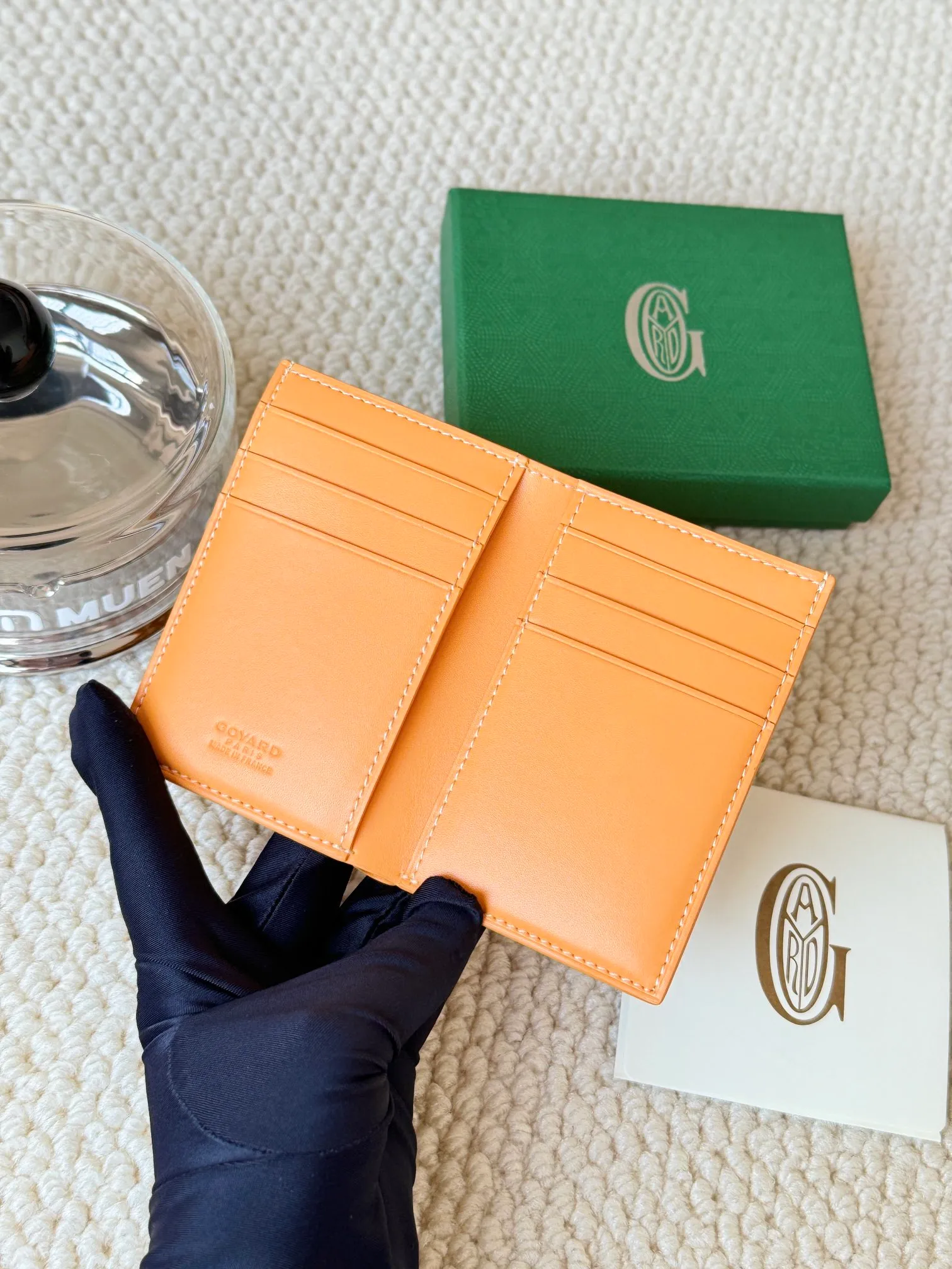 💰120 Goyard Goyardine Canvas & Vauzelles Calfskin No.: 803 Multiple colors available. Can be used as a couple model. It’s yyds to give as a gift for your own use! 6 card slots + two compartments, suitable for traveling. Small and portable, good-looking. Material: goyarine canvas and Vauzelles calfskin. Size: length 8*height 11