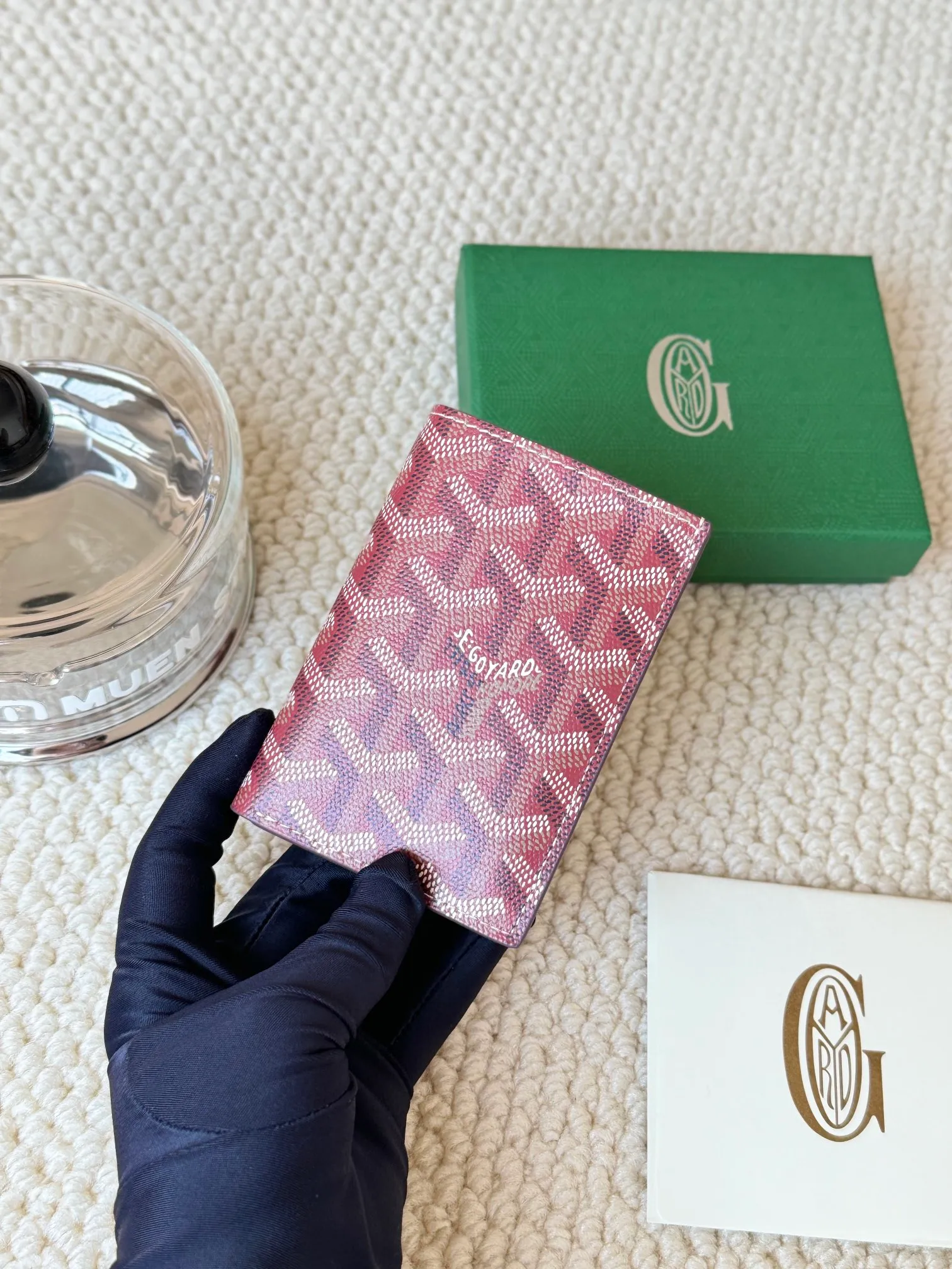💰120 Goyard Goyardine Canvas & Vauzelles Calfskin No.: 803 Multiple colors available. Can be used as a couple model. It’s yyds to give as a gift for your own use! 6 card slots + two compartments, suitable for traveling. Small and portable, good-looking. Material: goyarine canvas and Vauzelles calfskin. Size: length 8*height 11