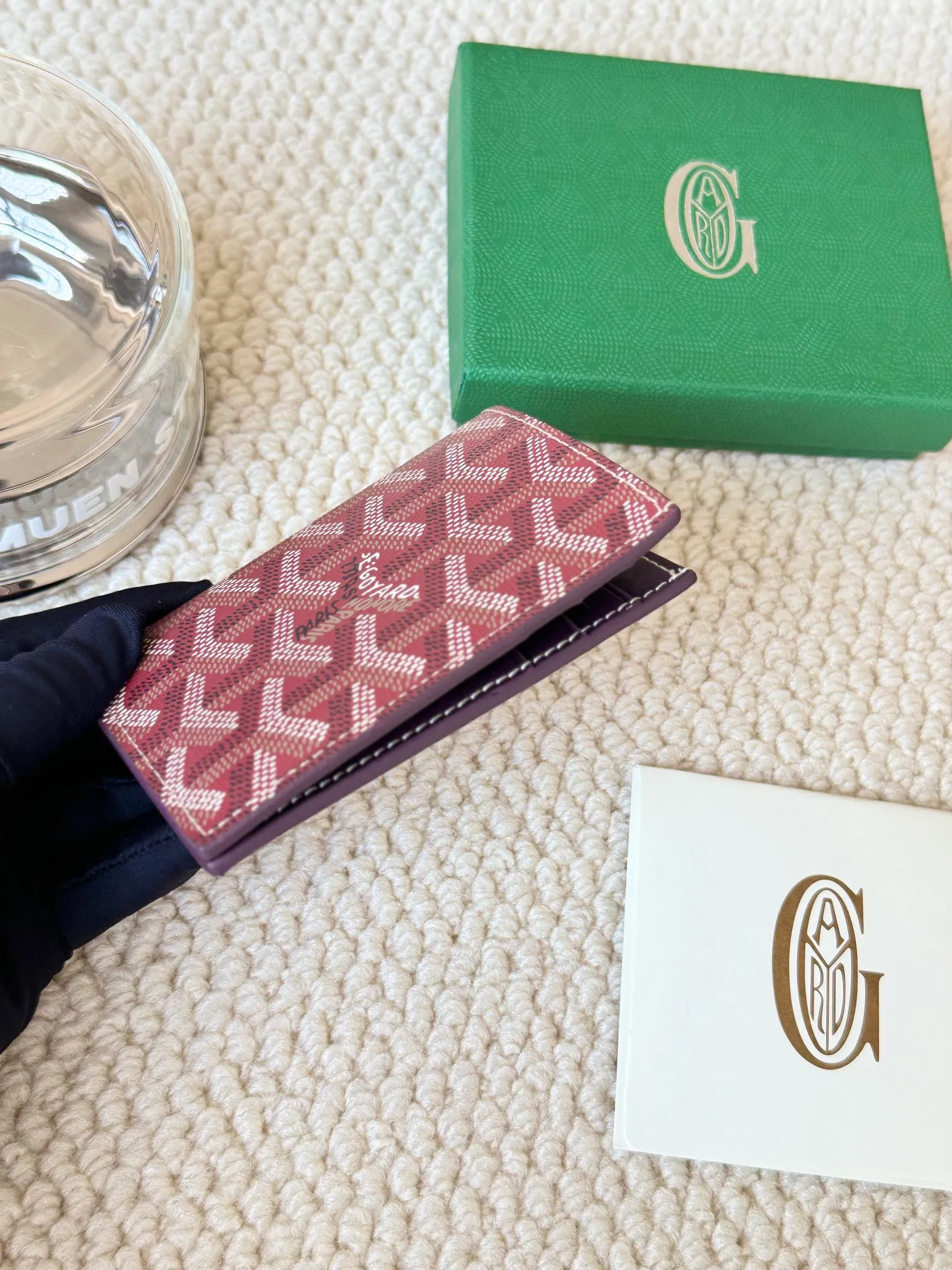 💰120 Goyard Goyardine Canvas & Vauzelles Calfskin No.: 803 Multiple colors available. Can be used as a couple model. It’s yyds to give as a gift for your own use! 6 card slots + two compartments, suitable for traveling. Small and portable, good-looking. Material: goyarine canvas and Vauzelles calfskin. Size: length 8*height 11