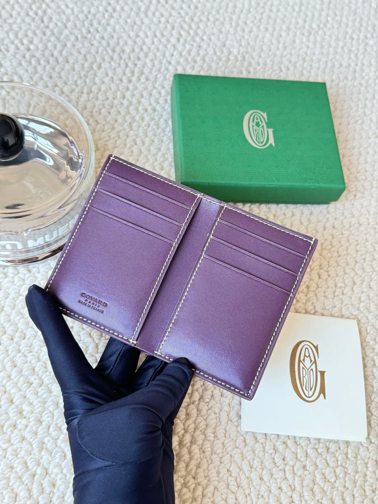 💰120 Goyard Goyardine Canvas & Vauzelles Calfskin No.: 803 Multiple colors available. Can be used as a couple model. It’s yyds to give as a gift for your own use! 6 card slots + two compartments, suitable for traveling. Small and portable, good-looking. Material: goyarine canvas and Vauzelles calfskin. Size: length 8*height 11