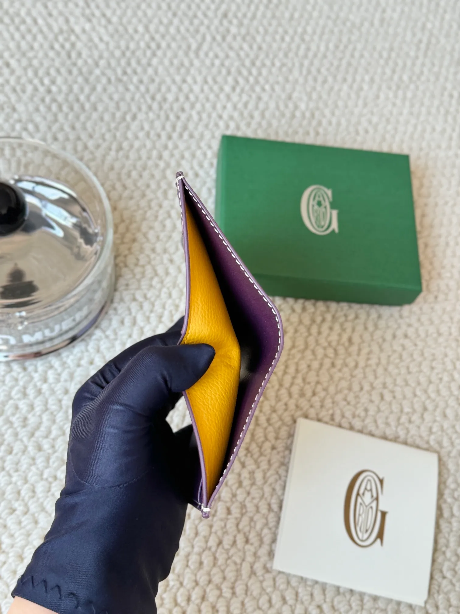 💰120 Goyard Goyardine Canvas & Vauzelles Calfskin No.: 803 Multiple colors available. Can be used as a couple model. It’s yyds to give as a gift for your own use! 6 card slots + two compartments, suitable for traveling. Small and portable, good-looking. Material: goyarine canvas and Vauzelles calfskin. Size: length 8*height 11
