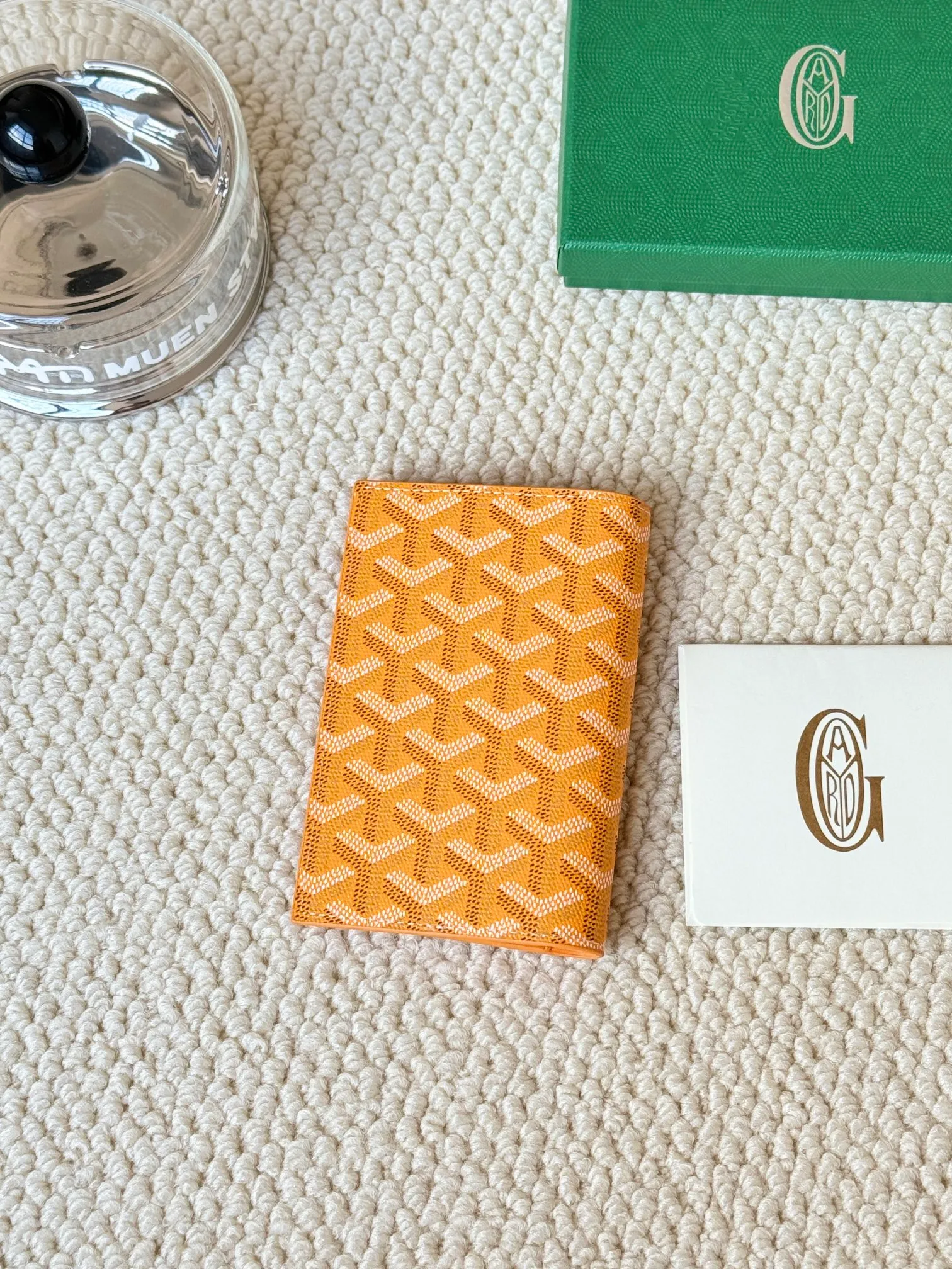 💰120 Goyard Passport Holder Goyardine Canvas & Vauzelles Calfskin No.: 804 Eleven colors. The country is open. The first choice for overseas travel. Multiple colors available. Can be used as a couple. It’s yyds to give as a gift for your own use! A super convenient passport holder with four card slots + two compartments for traveling. Small and portable, good-looking. Material: goyarine canvas and Vauzelles calfskin. Size: 14✖️10✖️1.5cm