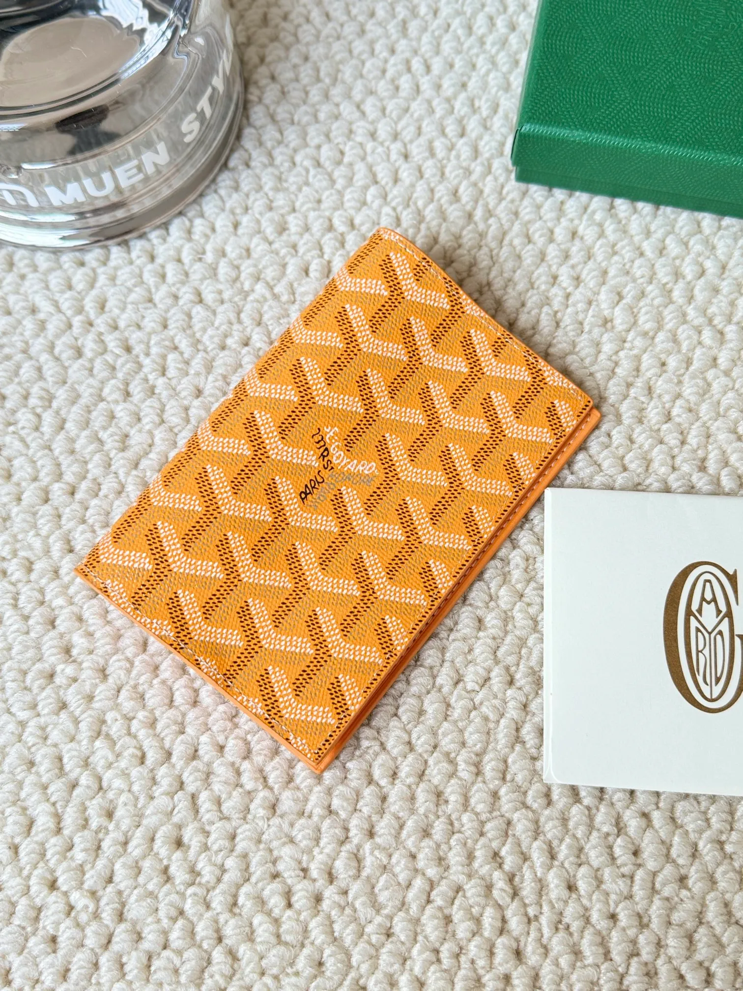 💰120 Goyard Passport Holder Goyardine Canvas & Vauzelles Calfskin No.: 804 Eleven colors. The country is open. The first choice for overseas travel. Multiple colors available. Can be used as a couple. It’s yyds to give as a gift for your own use! A super convenient passport holder with four card slots + two compartments for traveling. Small and portable, good-looking. Material: goyarine canvas and Vauzelles calfskin. Size: 14✖️10✖️1.5cm