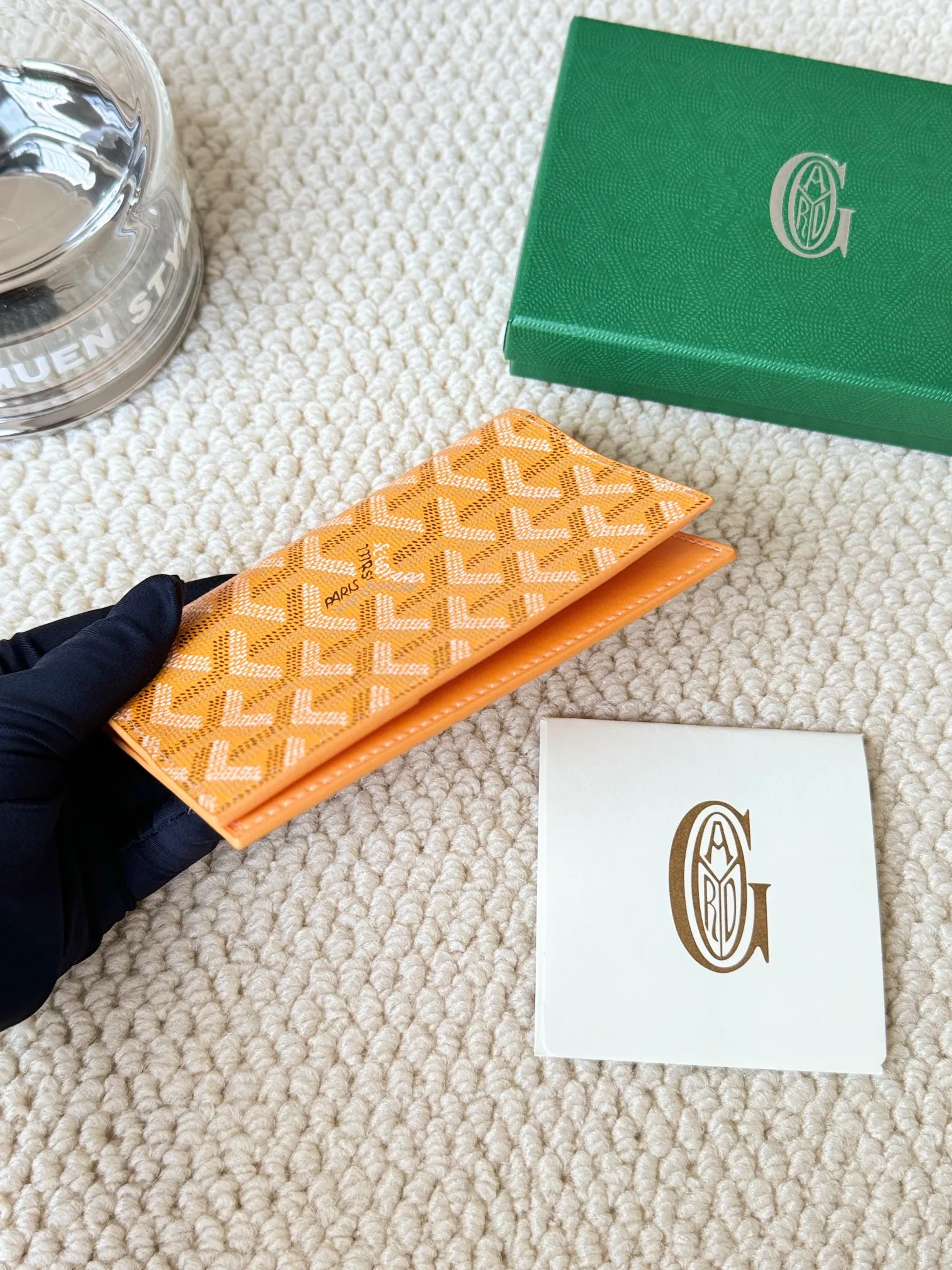 💰120 Goyard Passport Holder Goyardine Canvas & Vauzelles Calfskin No.: 804 Eleven colors. The country is open. The first choice for overseas travel. Multiple colors available. Can be used as a couple. It’s yyds to give as a gift for your own use! A super convenient passport holder with four card slots + two compartments for traveling. Small and portable, good-looking. Material: goyarine canvas and Vauzelles calfskin. Size: 14✖️10✖️1.5cm