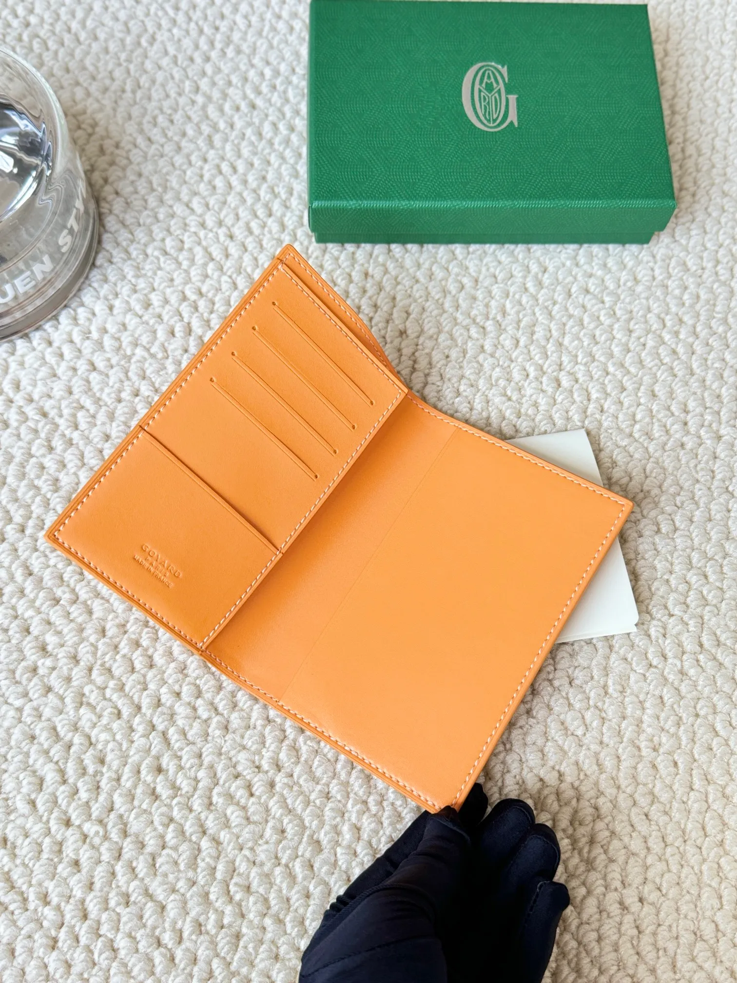 💰120 Goyard Passport Holder Goyardine Canvas & Vauzelles Calfskin No.: 804 Eleven colors. The country is open. The first choice for overseas travel. Multiple colors available. Can be used as a couple. It’s yyds to give as a gift for your own use! A super convenient passport holder with four card slots + two compartments for traveling. Small and portable, good-looking. Material: goyarine canvas and Vauzelles calfskin. Size: 14✖️10✖️1.5cm