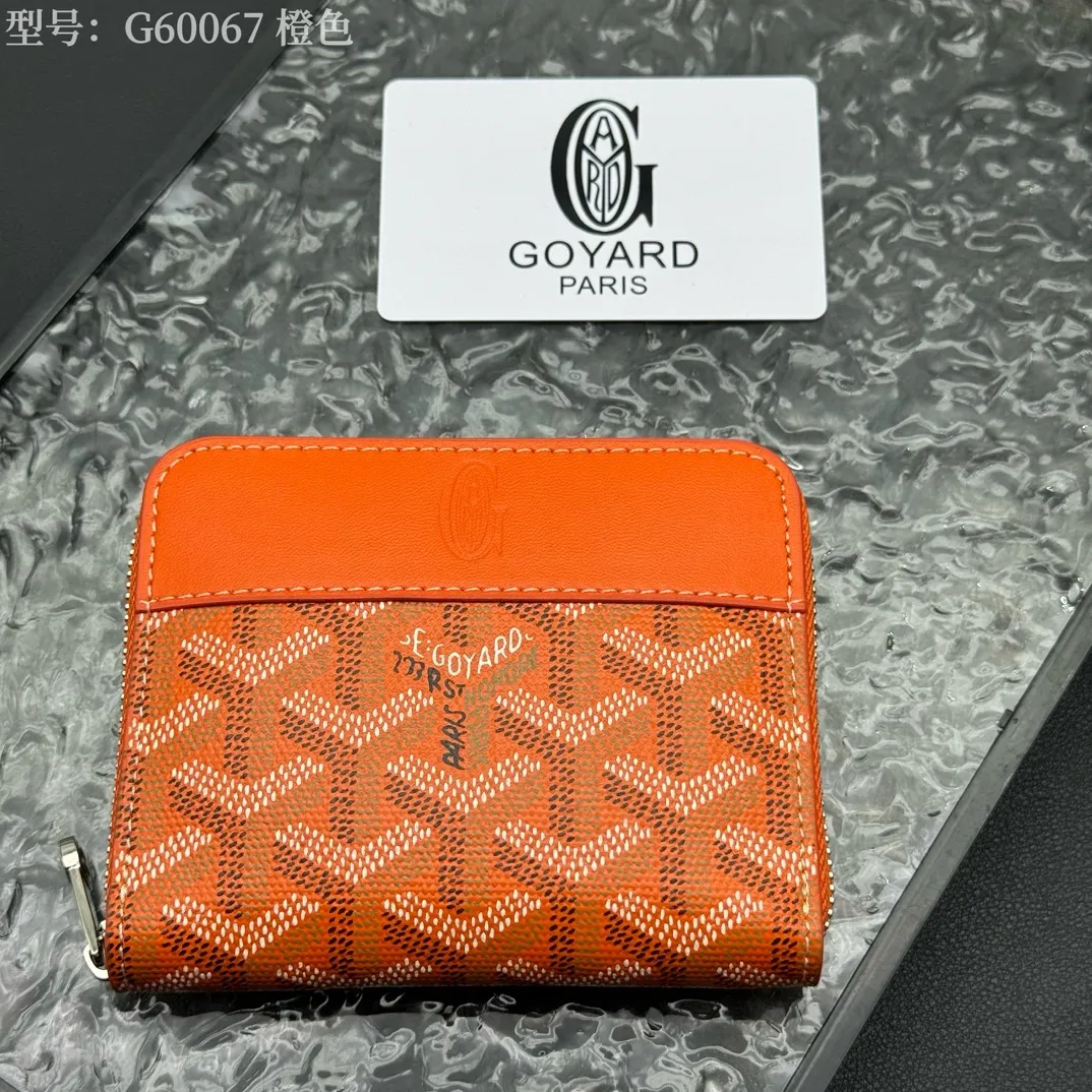 💰130 💎Top original 𝐠𝐨𝐲𝐚𝐫𝐝 Hot style 💕 Goya wallet short Matignon Mini coin purse with full zipper closure design. Its central compartment holds coins, while its interior patch pocket holds cards or small IDs. Style number: G60067 Size: 10.4*7.5*1.8cm