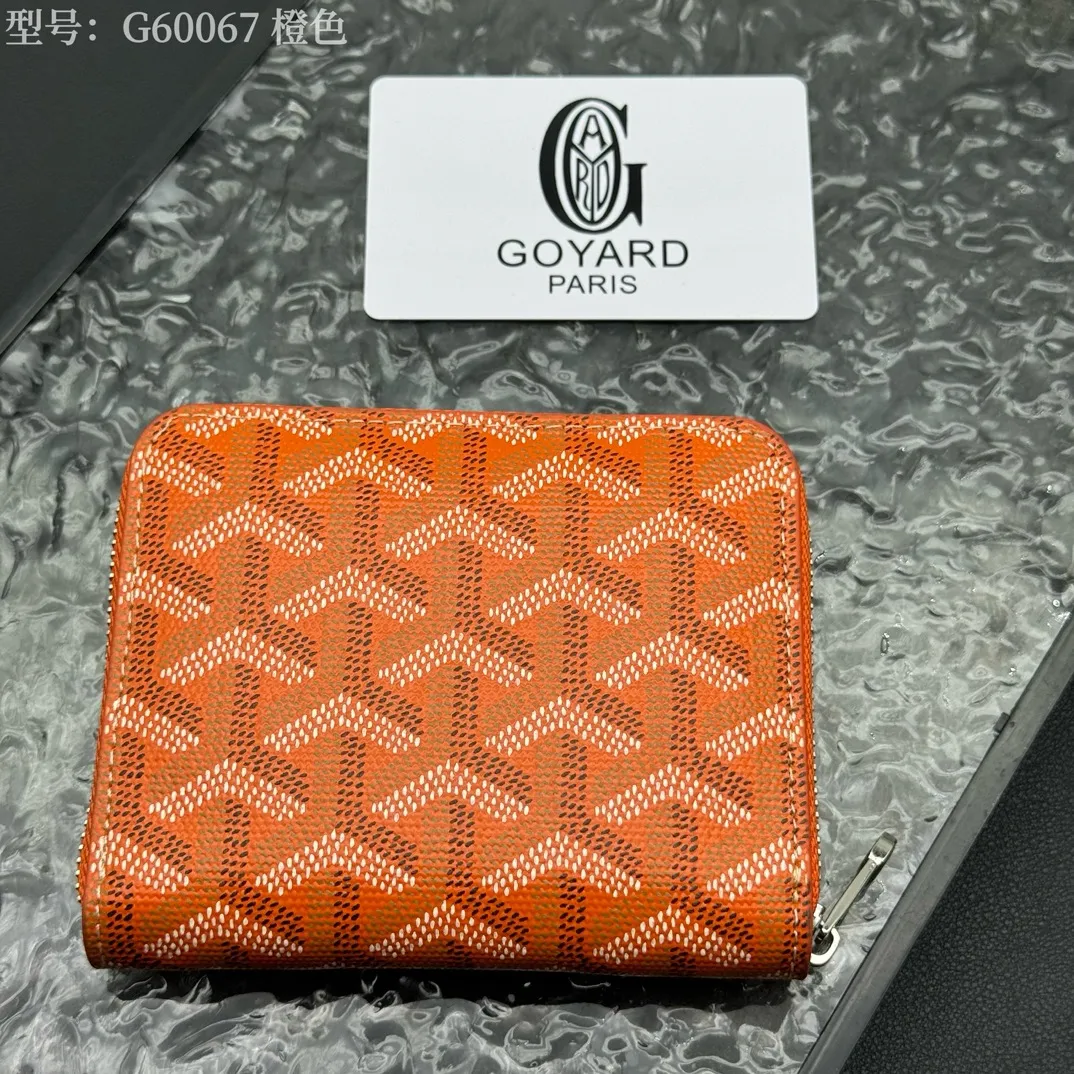 💰130 💎Top original 𝐠𝐨𝐲𝐚𝐫𝐝 Hot style 💕 Goya wallet short Matignon Mini coin purse with full zipper closure design. Its central compartment holds coins, while its interior patch pocket holds cards or small IDs. Style number: G60067 Size: 10.4*7.5*1.8cm