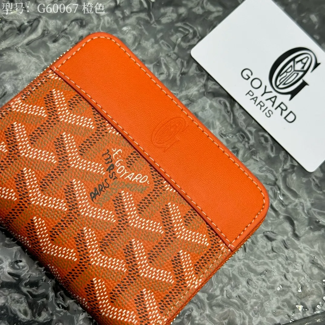 💰130 💎Top original 𝐠𝐨𝐲𝐚𝐫𝐝 Hot style 💕 Goya wallet short Matignon Mini coin purse with full zipper closure design. Its central compartment holds coins, while its interior patch pocket holds cards or small IDs. Style number: G60067 Size: 10.4*7.5*1.8cm
