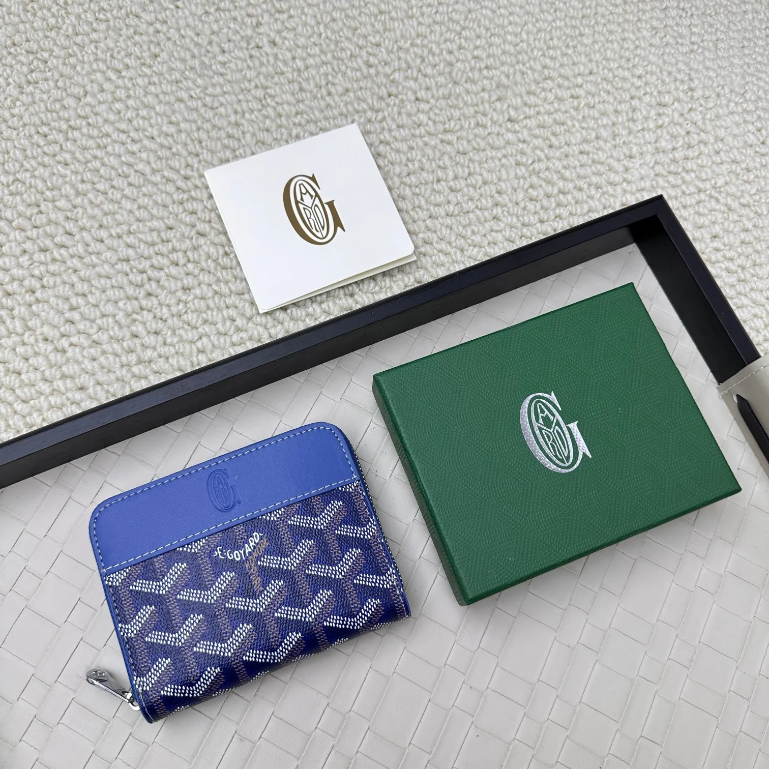 💰140 GOYARD Matignon Mini coin purse features a full zipper closure. Its central compartment holds coins, while its interior patch pocket holds cards or small IDs. No.: 805 Size: 10.4*7.5*1.8cm