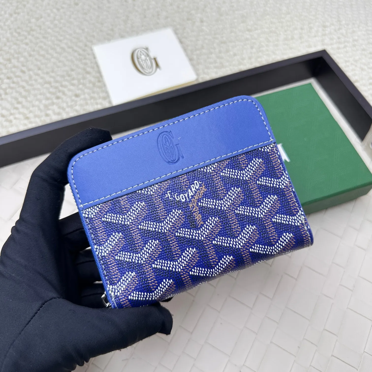 💰140 GOYARD Matignon Mini coin purse features a full zipper closure. Its central compartment holds coins, while its interior patch pocket holds cards or small IDs. No.: 805 Size: 10.4*7.5*1.8cm