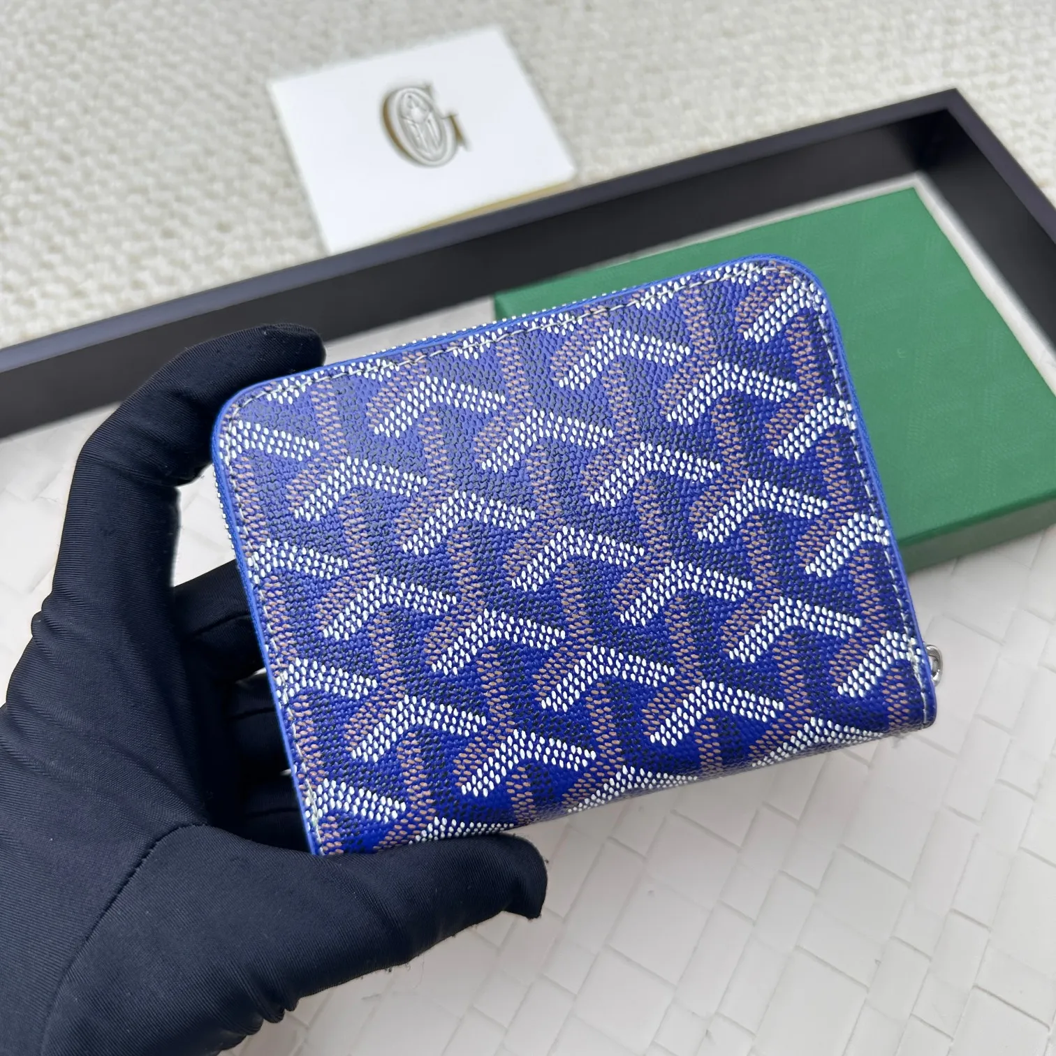 💰140 GOYARD Matignon Mini coin purse features a full zipper closure. Its central compartment holds coins, while its interior patch pocket holds cards or small IDs. No.: 805 Size: 10.4*7.5*1.8cm