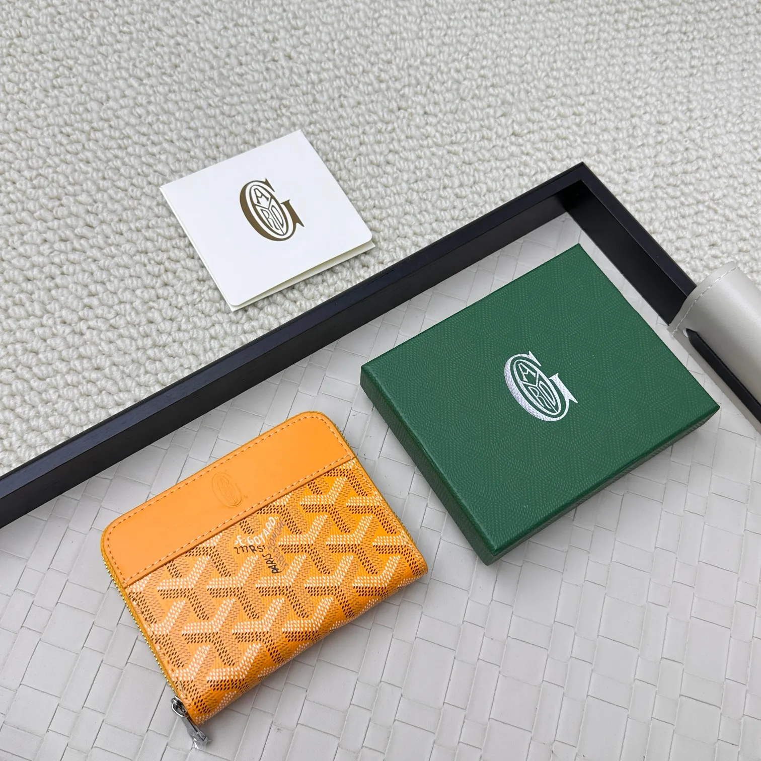 💰140 GOYARD Matignon Mini coin purse features a full zipper closure. Its central compartment holds coins, while its interior patch pocket holds cards or small IDs. No.: 805 Size: 10.4*7.5*1.8cm
