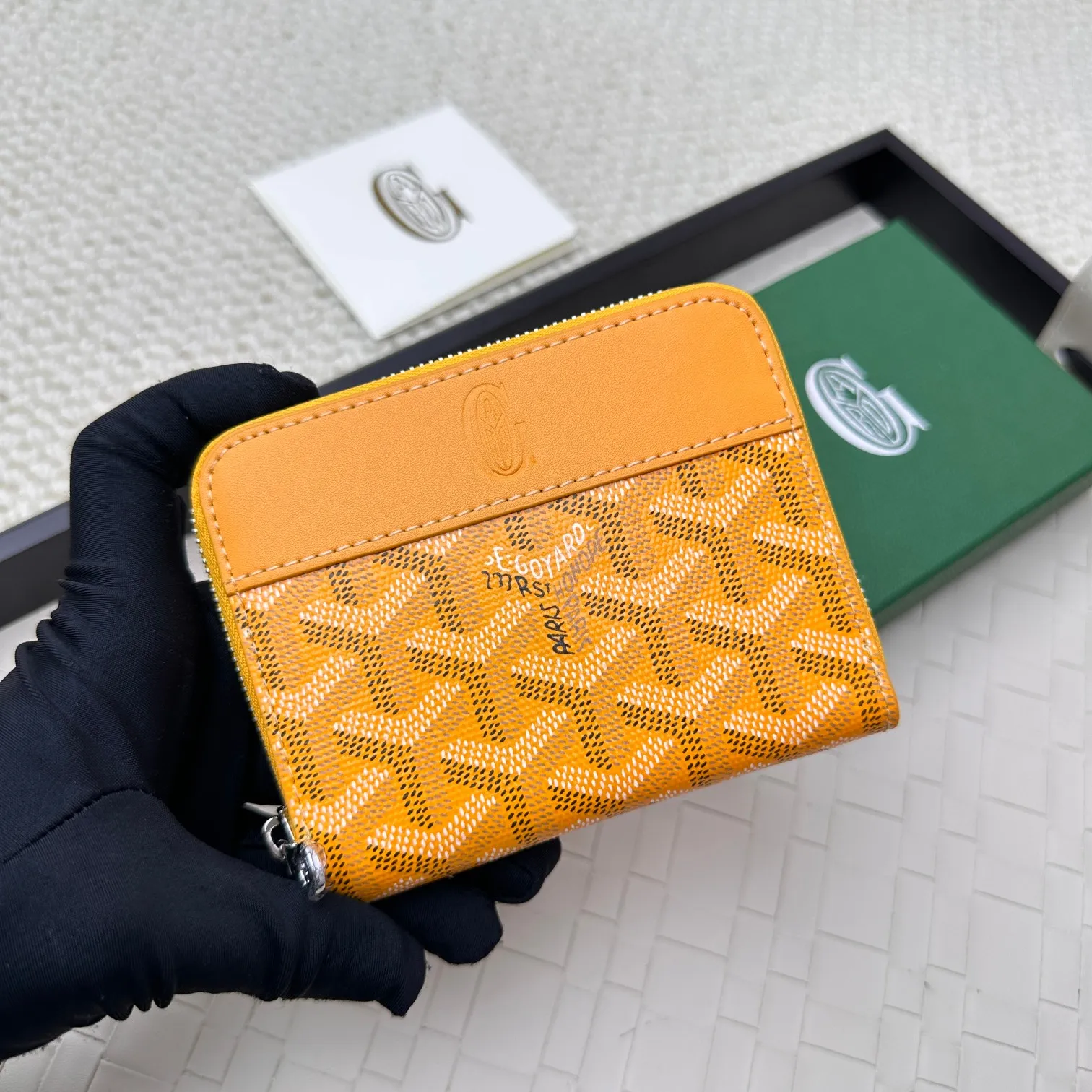 💰140 GOYARD Matignon Mini coin purse features a full zipper closure. Its central compartment holds coins, while its interior patch pocket holds cards or small IDs. No.: 805 Size: 10.4*7.5*1.8cm