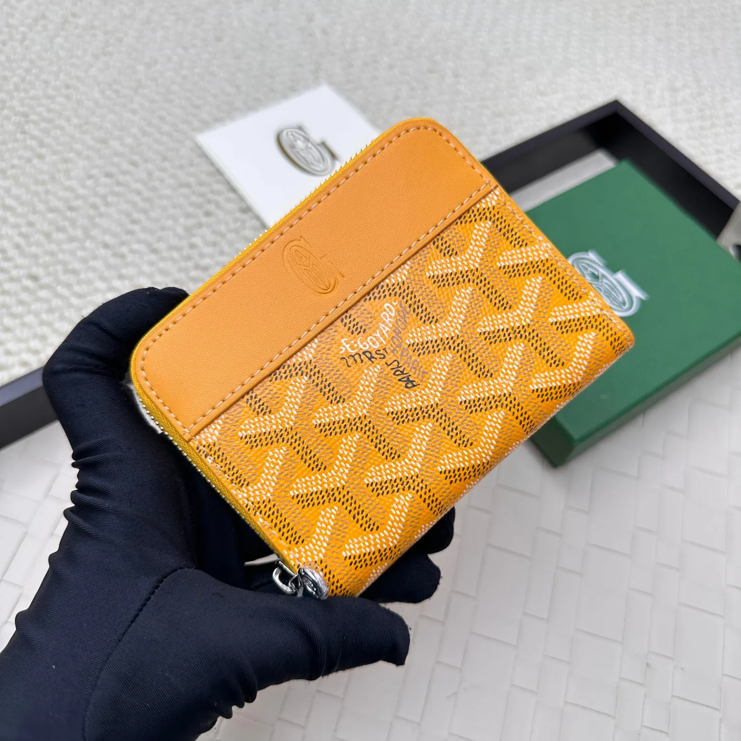 💰140 GOYARD Matignon Mini coin purse features a full zipper closure. Its central compartment holds coins, while its interior patch pocket holds cards or small IDs. No.: 805 Size: 10.4*7.5*1.8cm