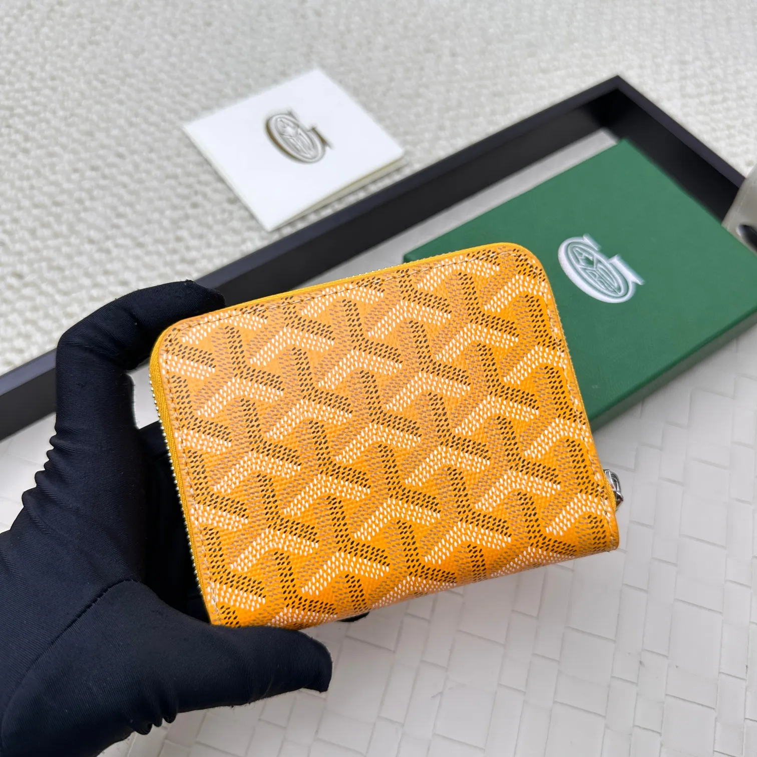 💰140 GOYARD Matignon Mini coin purse features a full zipper closure. Its central compartment holds coins, while its interior patch pocket holds cards or small IDs. No.: 805 Size: 10.4*7.5*1.8cm