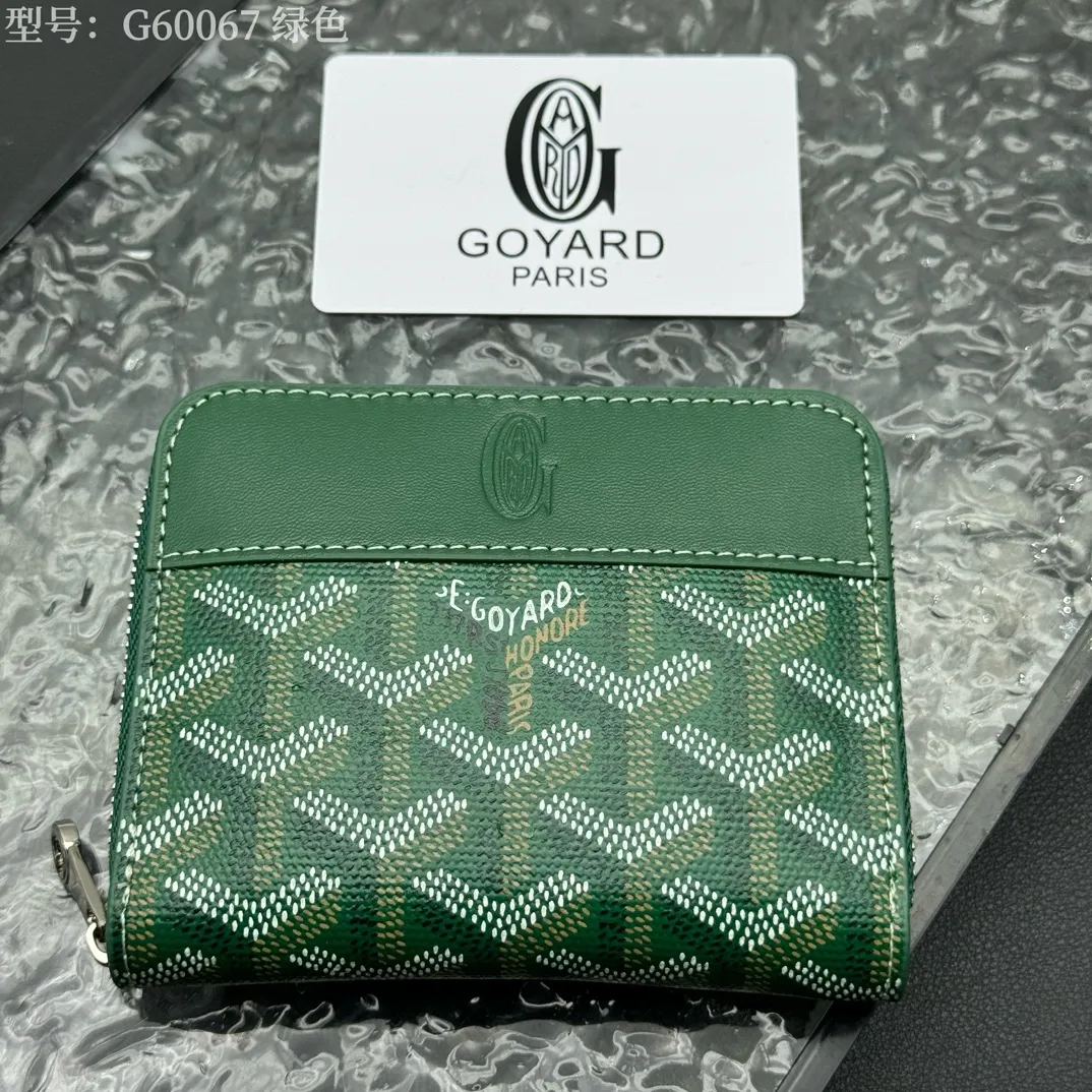 💰130 💎Top original 𝐠𝐨𝐲𝐚𝐫𝐝 Hot style 💕 Goya wallet short Matignon Mini coin purse with full zipper closure design. Its central compartment holds coins, while its interior patch pocket holds cards or small IDs. Style number: G60067 Size: 10.4*7.5*1.8cm