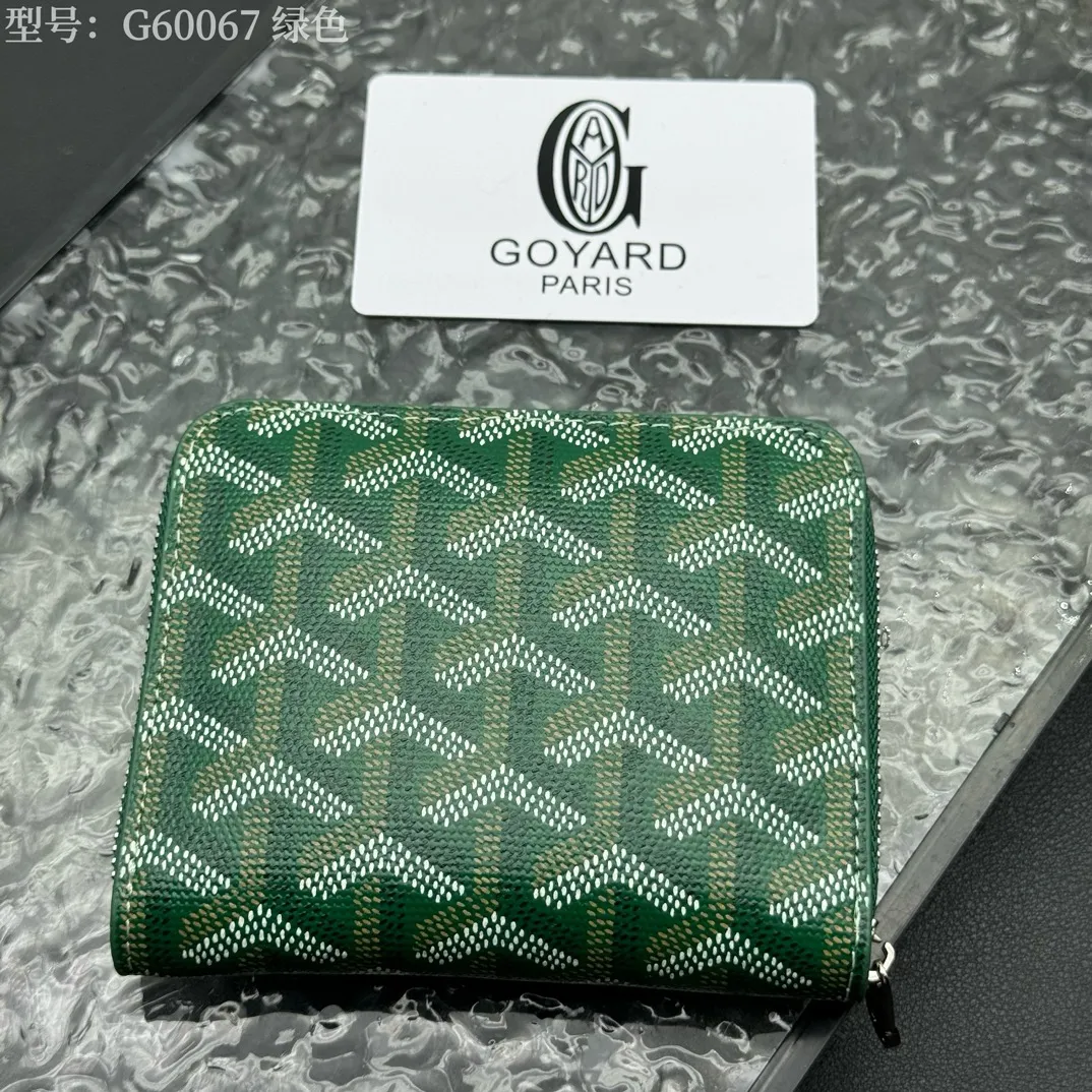 💰130 💎Top original 𝐠𝐨𝐲𝐚𝐫𝐝 Hot style 💕 Goya wallet short Matignon Mini coin purse with full zipper closure design. Its central compartment holds coins, while its interior patch pocket holds cards or small IDs. Style number: G60067 Size: 10.4*7.5*1.8cm