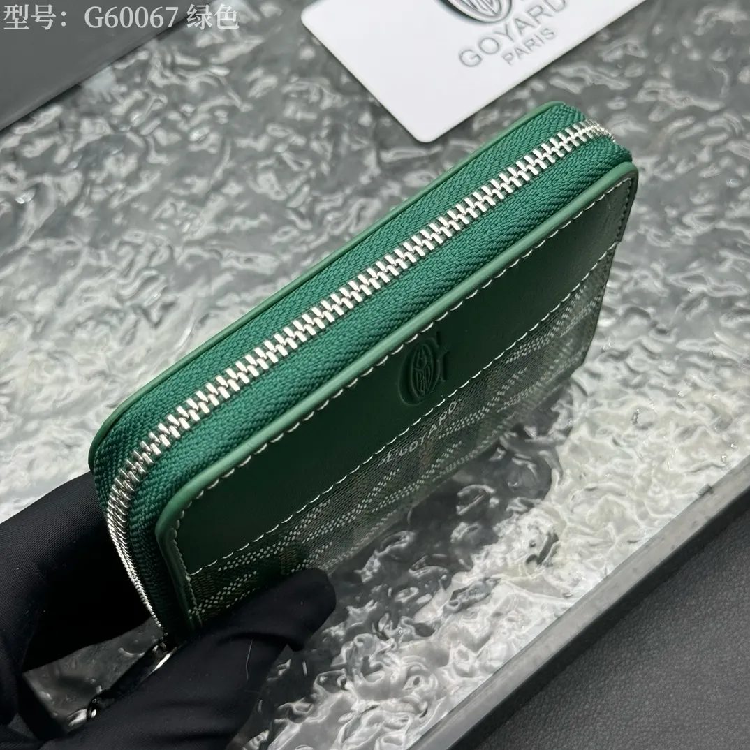 💰130 💎Top original 𝐠𝐨𝐲𝐚𝐫𝐝 Hot style 💕 Goya wallet short Matignon Mini coin purse with full zipper closure design. Its central compartment holds coins, while its interior patch pocket holds cards or small IDs. Style number: G60067 Size: 10.4*7.5*1.8cm