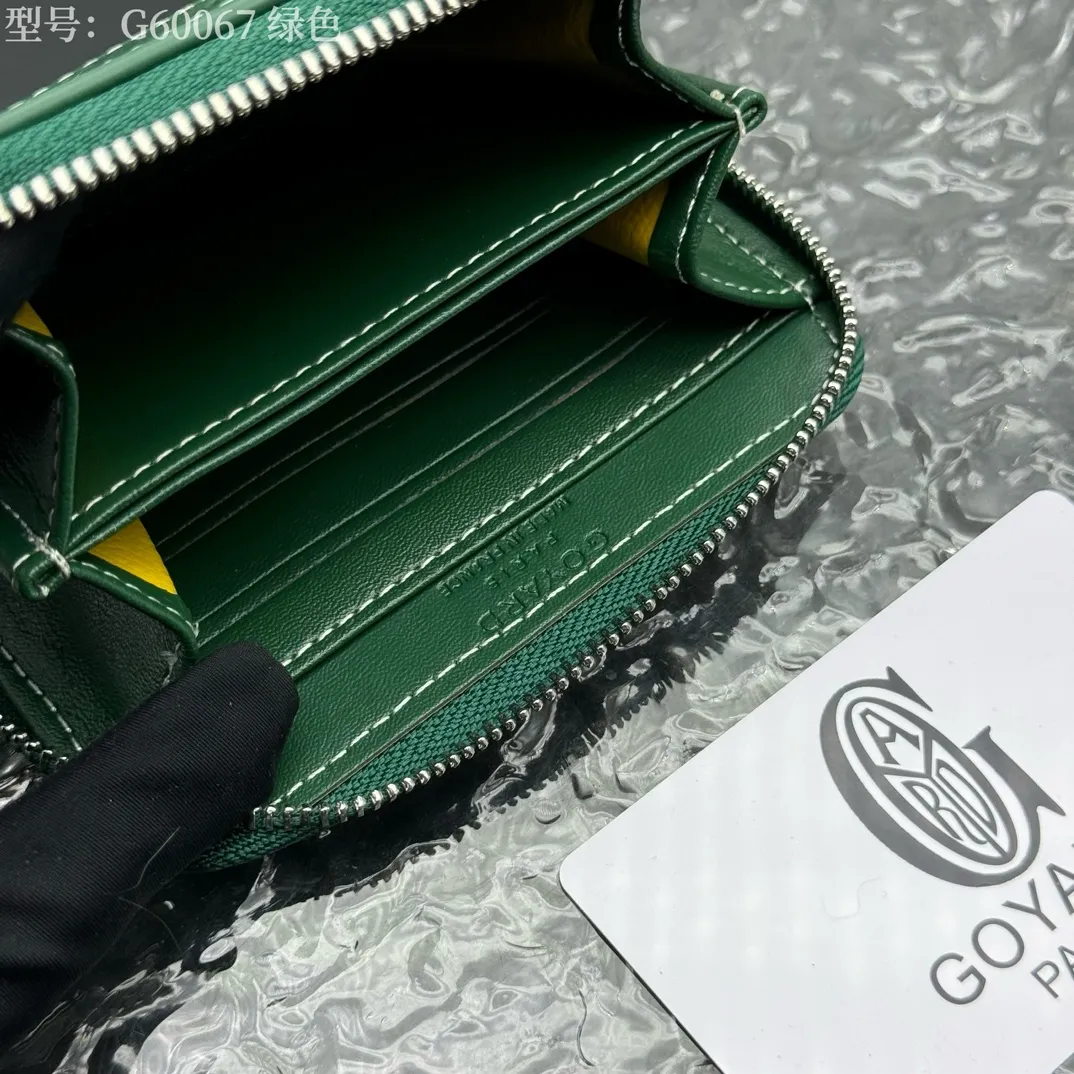 💰130 💎Top original 𝐠𝐨𝐲𝐚𝐫𝐝 Hot style 💕 Goya wallet short Matignon Mini coin purse with full zipper closure design. Its central compartment holds coins, while its interior patch pocket holds cards or small IDs. Style number: G60067 Size: 10.4*7.5*1.8cm