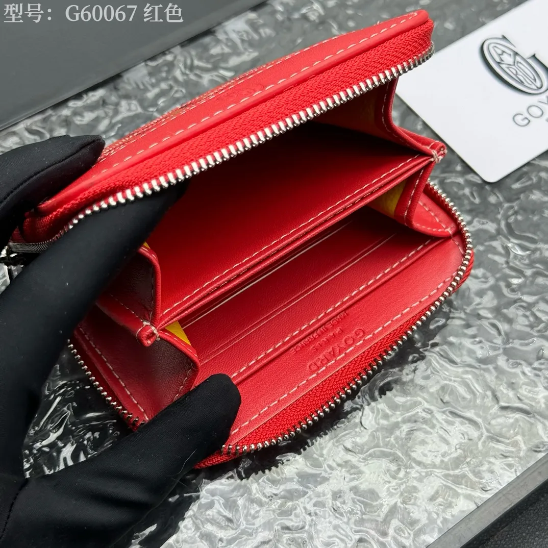 💰110 💎Top original 𝐠𝐨𝐲𝐚𝐫𝐝 Hot style 💕 Goya wallet short Matignon Mini coin purse with full zipper closure design. Its central compartment holds coins, while its interior patch pocket holds cards or small IDs. Style number: G60067 Size: 10.4*7.5*1.8cm