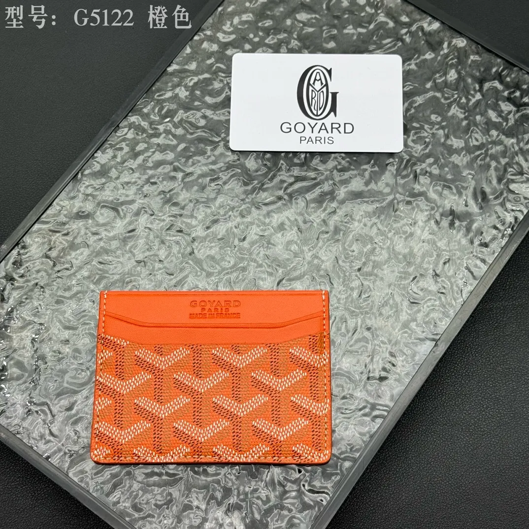 💰90 💎The top-quality original GOYARD Saint-Sulpice card holder has a small and compact design, and its central pocket can store cards, IDs or folded banknotes. The compact design fits nicely in a jacket or pants pocket. Model; G5122 Size: 7*10.5*0.2cm