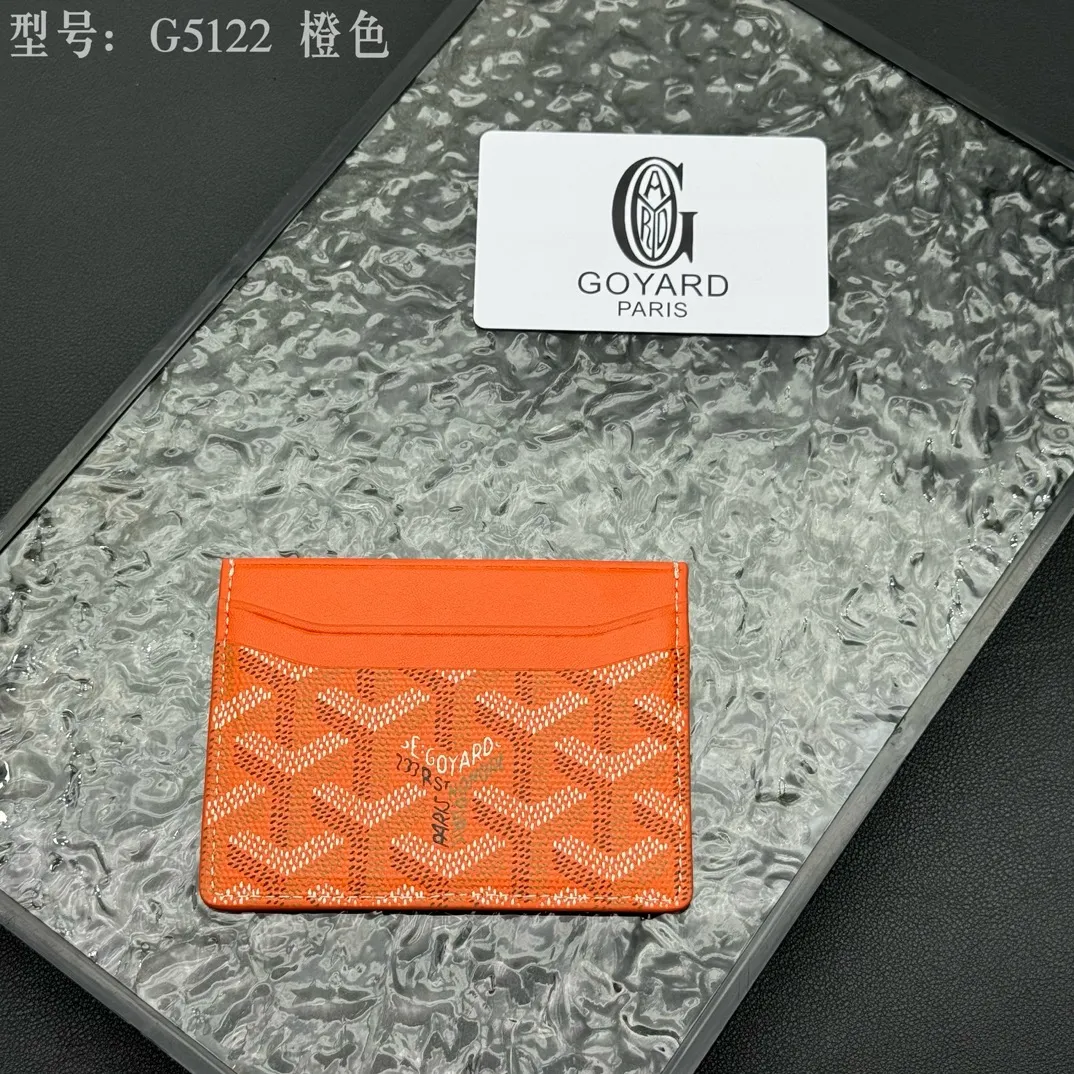 💰90 💎The top-quality original GOYARD Saint-Sulpice card holder has a small and compact design, and its central pocket can store cards, IDs or folded banknotes. The compact design fits nicely in a jacket or pants pocket. Model; G5122 Size: 7*10.5*0.2cm