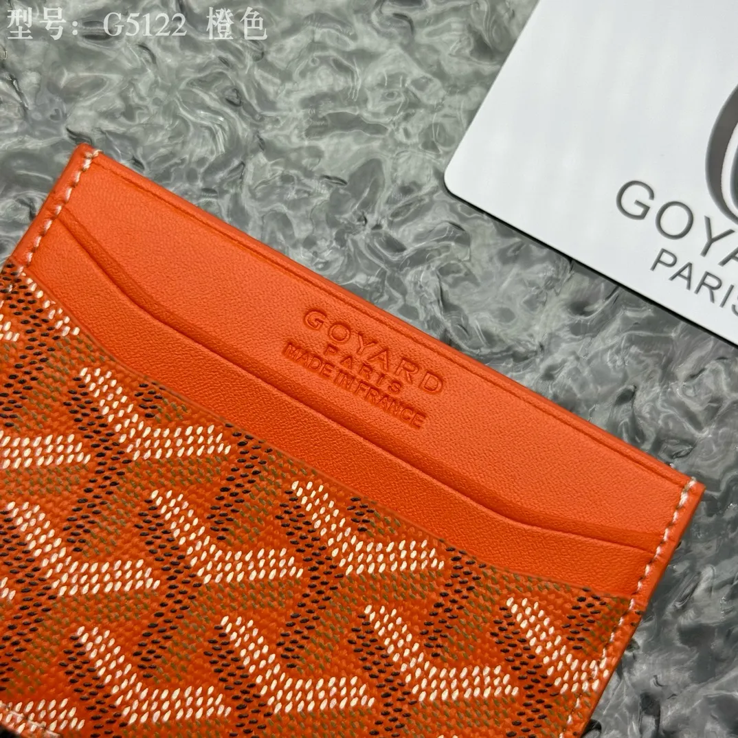 💰90 💎The top-quality original GOYARD Saint-Sulpice card holder has a small and compact design, and its central pocket can store cards, IDs or folded banknotes. The compact design fits nicely in a jacket or pants pocket. Model; G5122 Size: 7*10.5*0.2cm