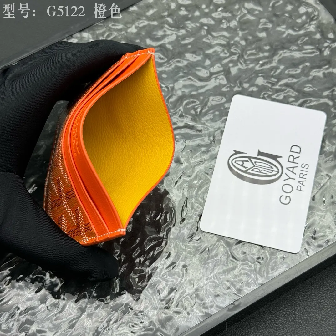 💰90 💎The top-quality original GOYARD Saint-Sulpice card holder has a small and compact design, and its central pocket can store cards, IDs or folded banknotes. The compact design fits nicely in a jacket or pants pocket. Model; G5122 Size: 7*10.5*0.2cm