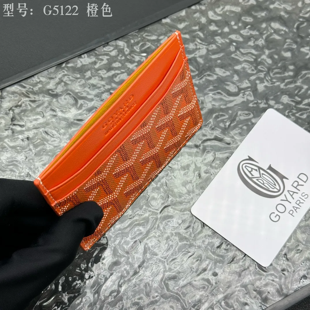 💰90 💎The top-quality original GOYARD Saint-Sulpice card holder has a small and compact design, and its central pocket can store cards, IDs or folded banknotes. The compact design fits nicely in a jacket or pants pocket. Model; G5122 Size: 7*10.5*0.2cm
