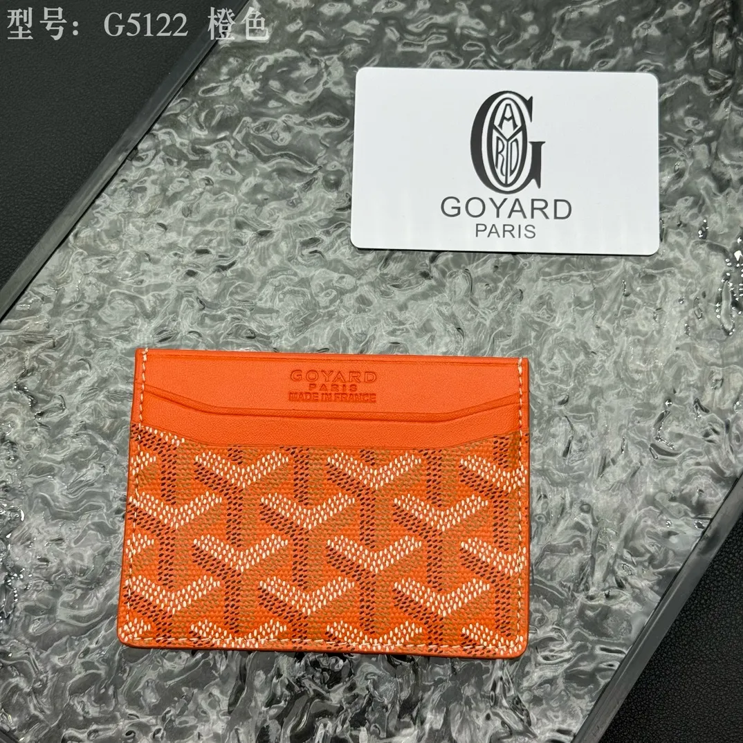 💰90 💎The top-quality original GOYARD Saint-Sulpice card holder has a small and compact design, and its central pocket can store cards, IDs or folded banknotes. The compact design fits nicely in a jacket or pants pocket. Model; G5122 Size: 7*10.5*0.2cm