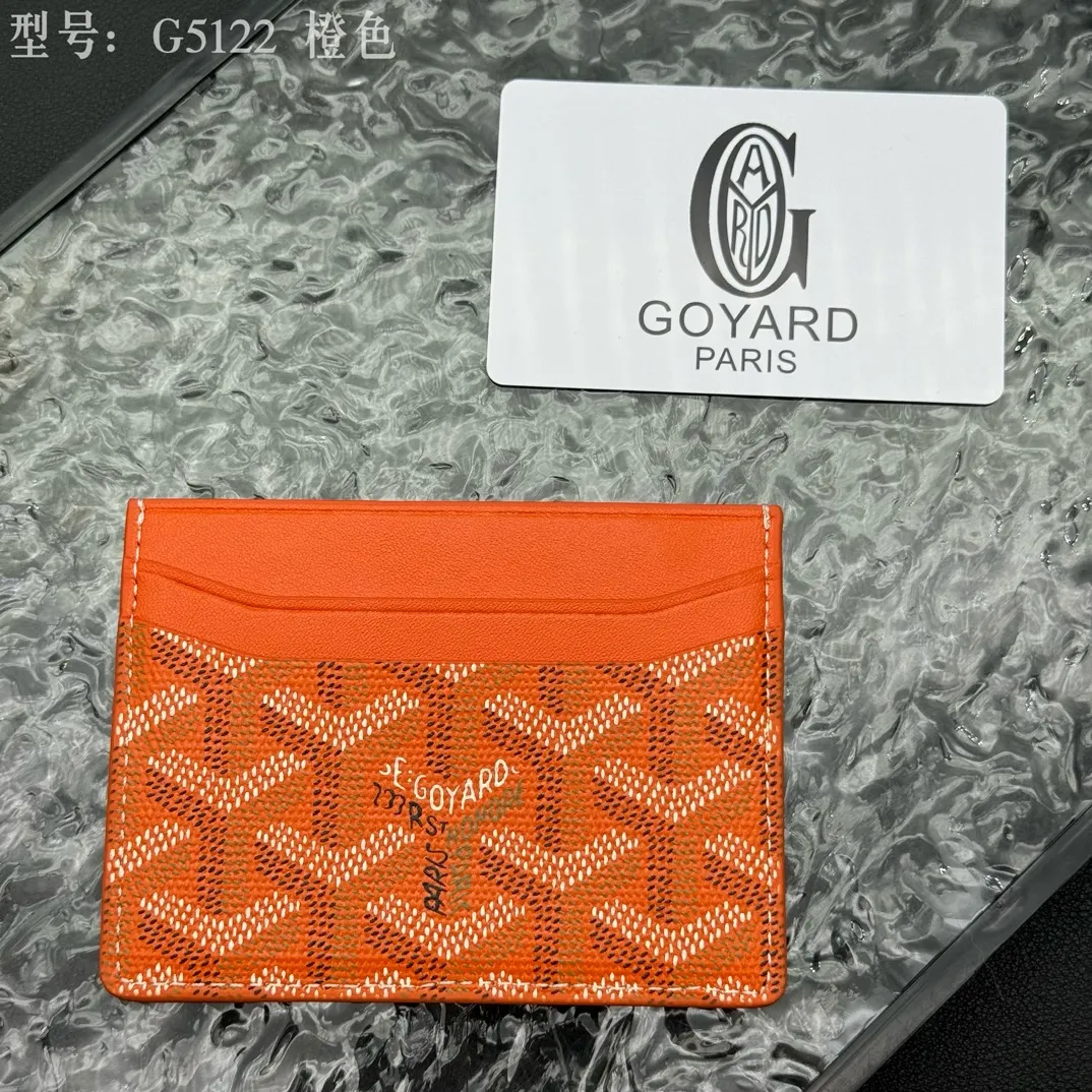 💰90 💎The top-quality original GOYARD Saint-Sulpice card holder has a small and compact design, and its central pocket can store cards, IDs or folded banknotes. The compact design fits nicely in a jacket or pants pocket. Model; G5122 Size: 7*10.5*0.2cm