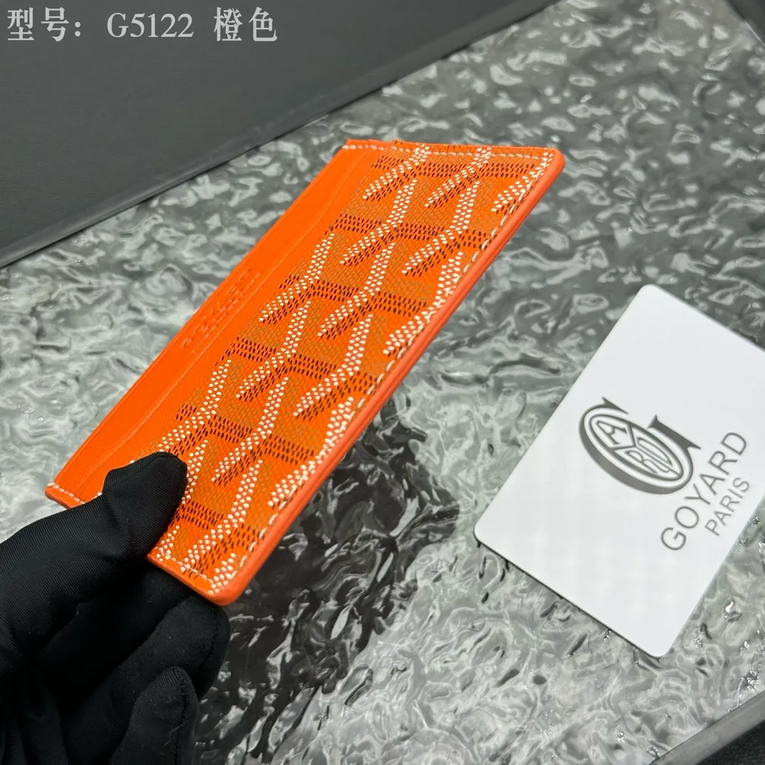💰90 💎The top-quality original GOYARD Saint-Sulpice card holder has a small and compact design, and its central pocket can store cards, IDs or folded banknotes. The compact design fits nicely in a jacket or pants pocket. Model; G5122 Size: 7*10.5*0.2cm