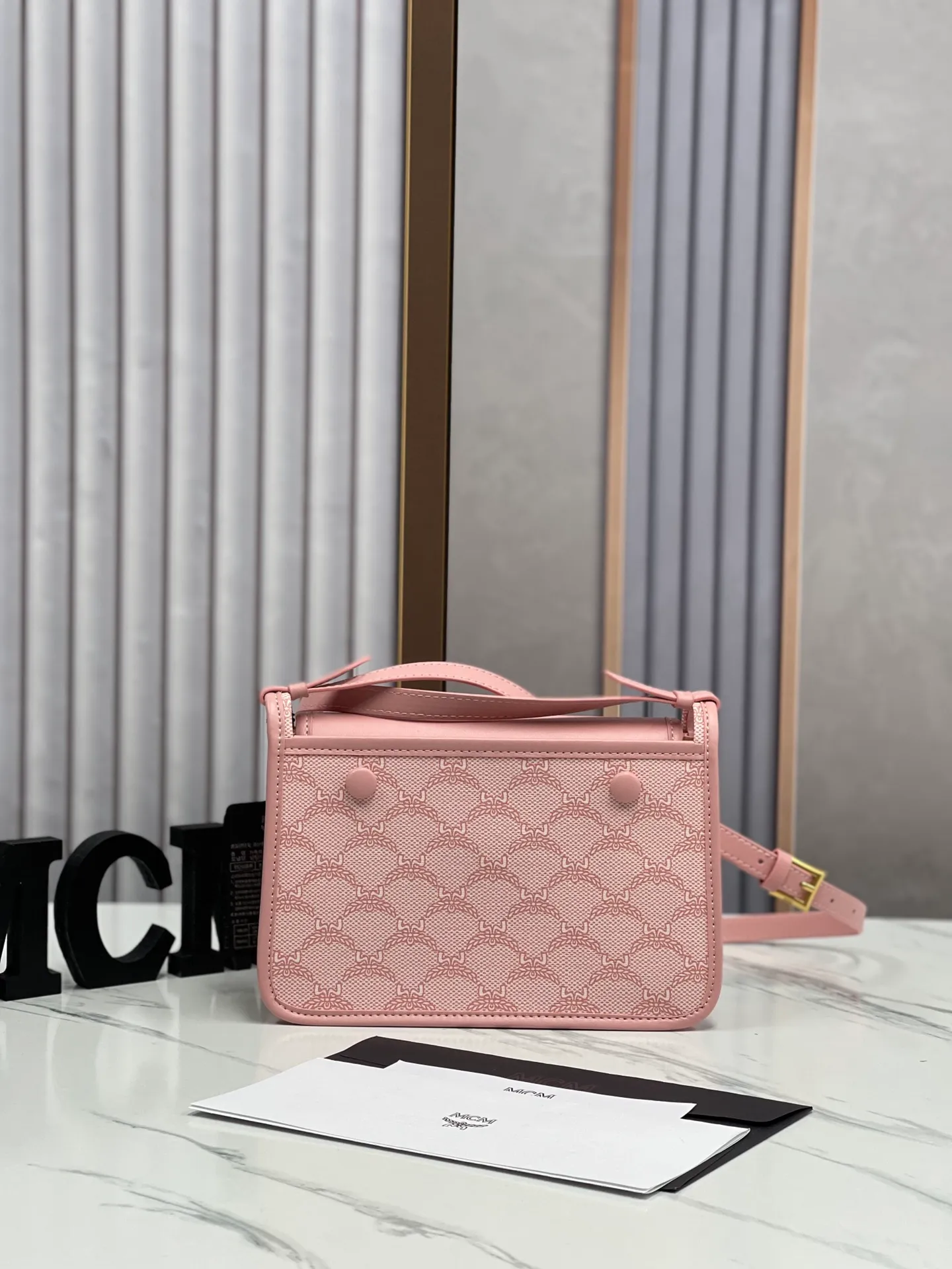 Batch 420💰🌺MCM counter new crossbody bag model 706🔥This crossbody bag is decorated with the classic Lauretos pattern that symbolizes victory. Its modular nature makes it versatile. The bag also comes with a removable flap clutch that attaches to the crossbody bag with a magnetic snap. · Adjustable leather shoulder strap from 100 to 126 cm · Magnetic snap fastening · Removable classic pattern clutch with internal card slot Visetos classic pattern · Gold-tone brass hardware Size 22 · 14 · 6.5