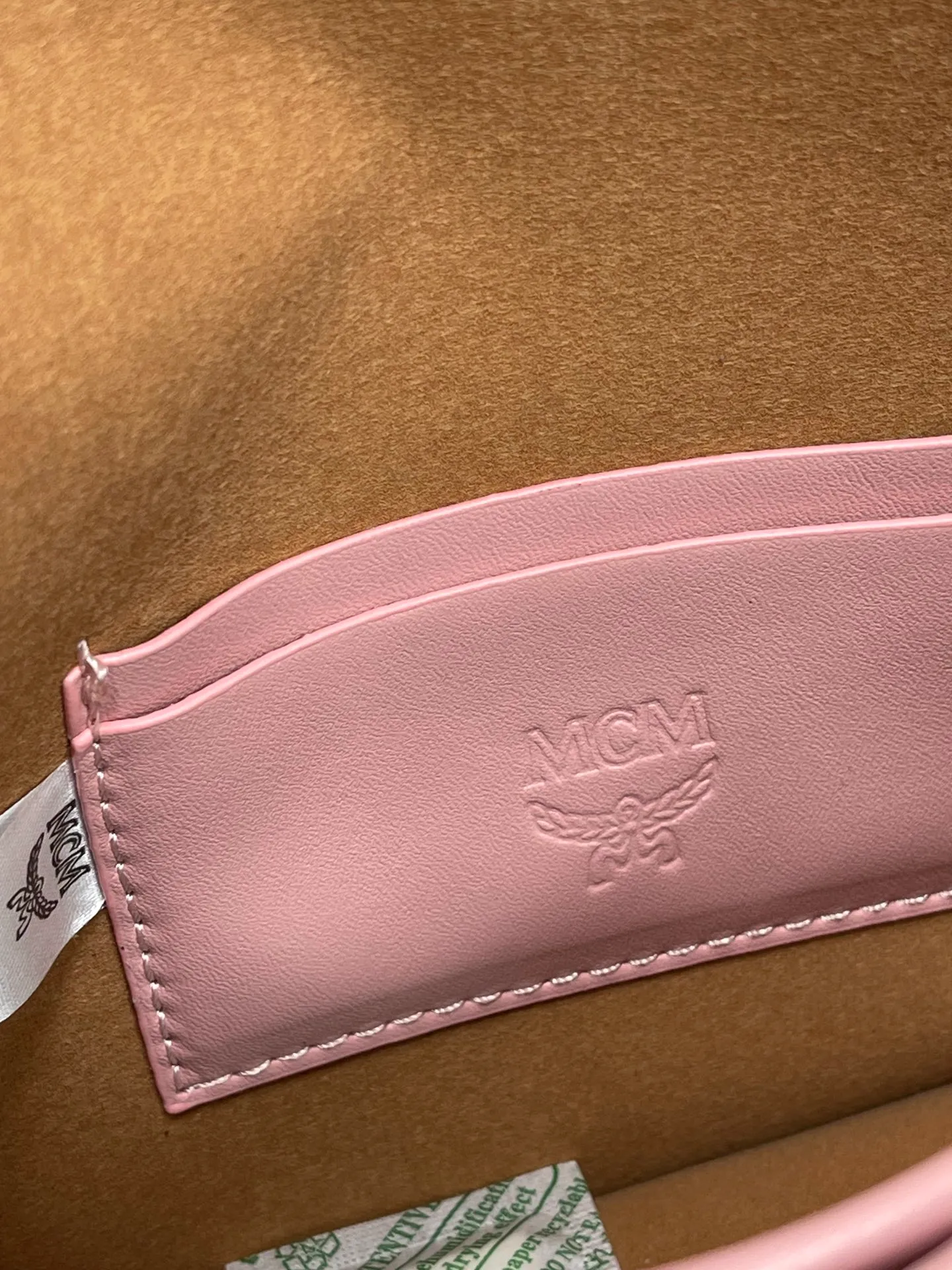Batch 420💰🌺MCM counter new crossbody bag model 706🔥This crossbody bag is decorated with the classic Lauretos pattern that symbolizes victory. Its modular nature makes it versatile. The bag also comes with a removable flap clutch that attaches to the crossbody bag with a magnetic snap. · Adjustable leather shoulder strap from 100 to 126 cm · Magnetic snap fastening · Removable classic pattern clutch with internal card slot Visetos classic pattern · Gold-tone brass hardware Size 22 · 14 · 6.5