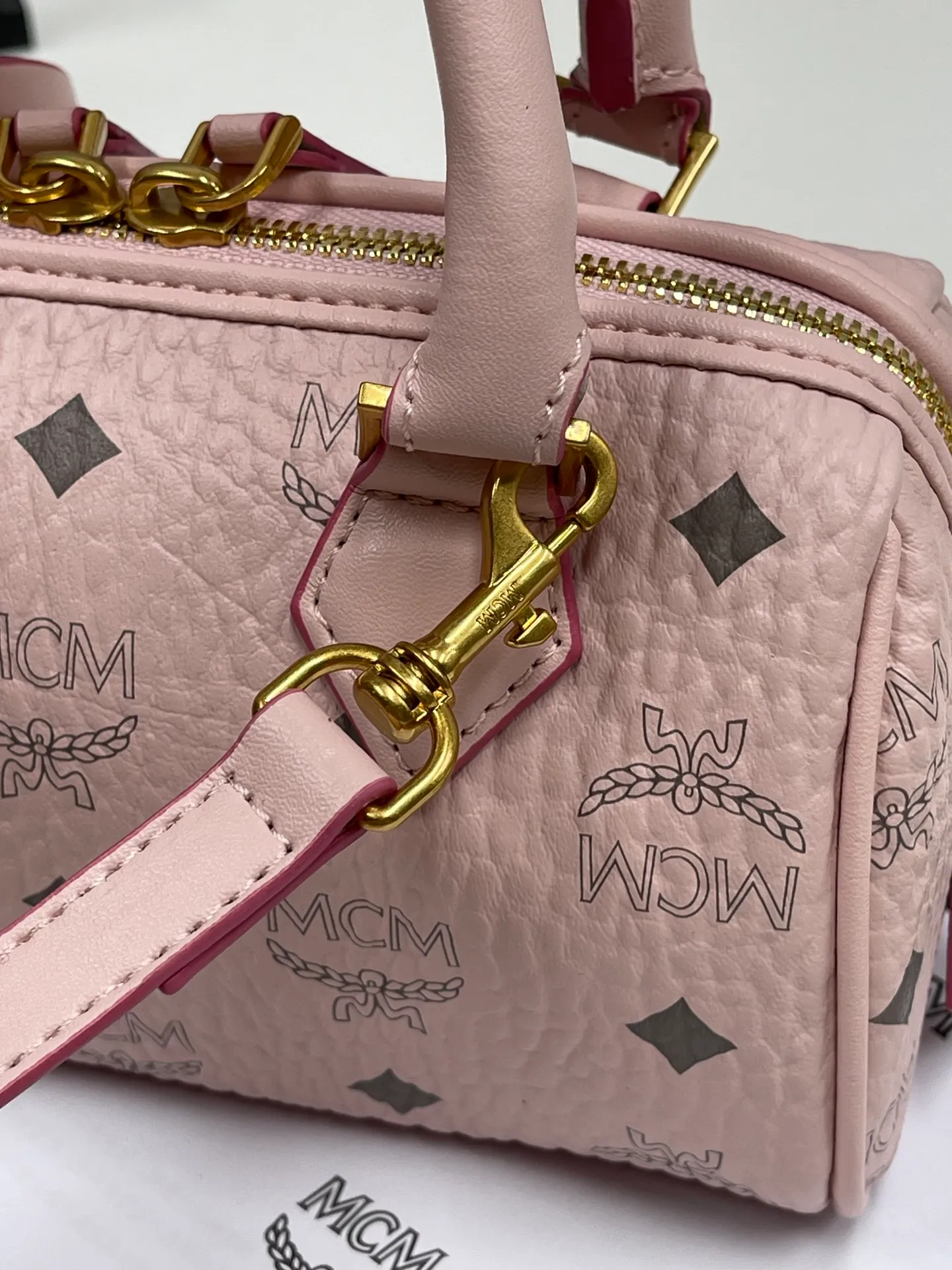 Batch 400💰MCM's new upgrade✈️New Boston mini pillow bag💐with gift box🎁Packaging [Exclusive real shot] Model: 701 Mini Boston With leather tag and engraved logo metal padlock, this Boston handbag is made of classic Visetos materials, which pays tribute to MCM's roots in travel. Its shape is reminiscent of a weekender bag, with clean lines and an extended zipper for easy opening. The workmanship is fine and meticulous. Size: 18*9.5cm