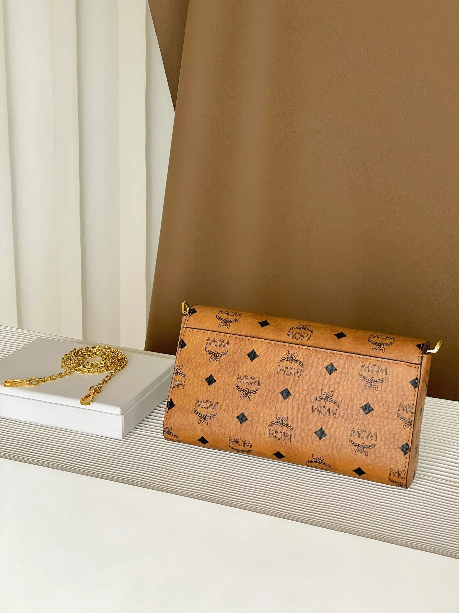 Upgraded version 💰460 with airplane case 𝐌𝐂𝐌 𝐓𝐫𝐚𝐜𝐲 𝐕𝐢𝐬𝐞𝐭𝐨𝐬 Medium pure chain envelope bag✉️ Exclusive®️Presbyopia printed all over This otherworldly Tracy crossbody bag is crafted from Italian Visetos and Nappa leather. This classic carry-on bag is accented with the signature bay leaf lock and features a lightweight, full-chain shoulder strap for effortless elegance.  Size: 23.5*5*13.5cm Shoulder strap: drop length 60cm/removable Closure: bay leaf lock Color: cognac/brown🏾
