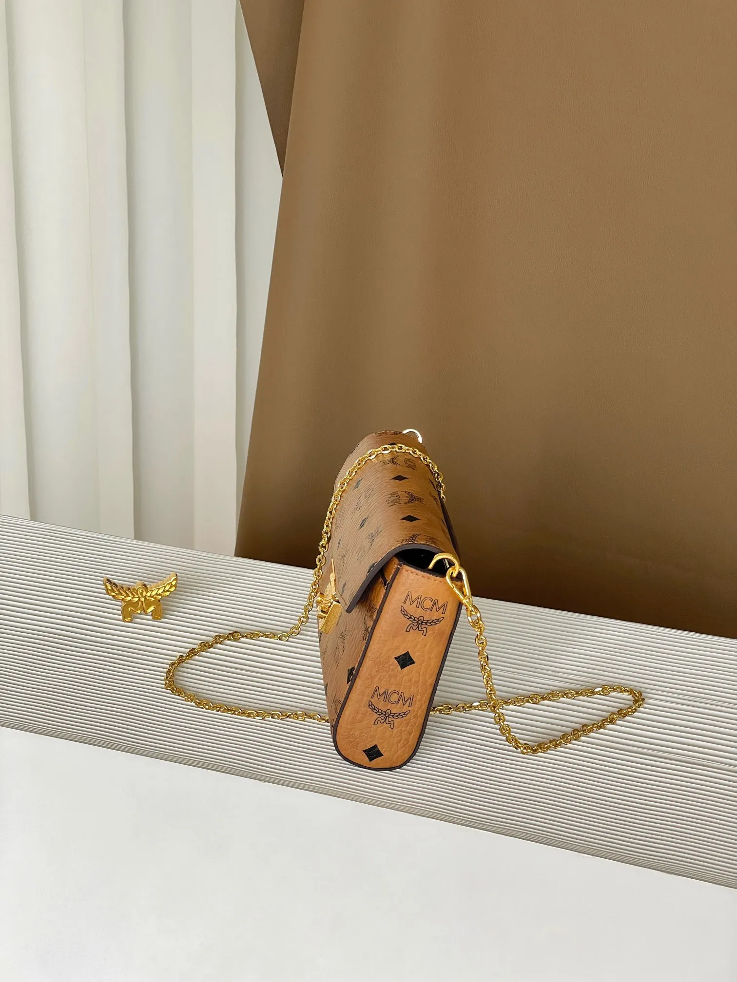 Upgraded version 💰460 with airplane case 𝐌𝐂𝐌 𝐓𝐫𝐚𝐜𝐲 𝐕𝐢𝐬𝐞𝐭𝐨𝐬 Medium pure chain envelope bag✉️ Exclusive®️Presbyopia printed all over This otherworldly Tracy crossbody bag is crafted from Italian Visetos and Nappa leather. This classic carry-on bag is accented with the signature bay leaf lock and features a lightweight, full-chain shoulder strap for effortless elegance.  Size: 23.5*5*13.5cm Shoulder strap: drop length 60cm/removable Closure: bay leaf lock Color: cognac/brown🏾