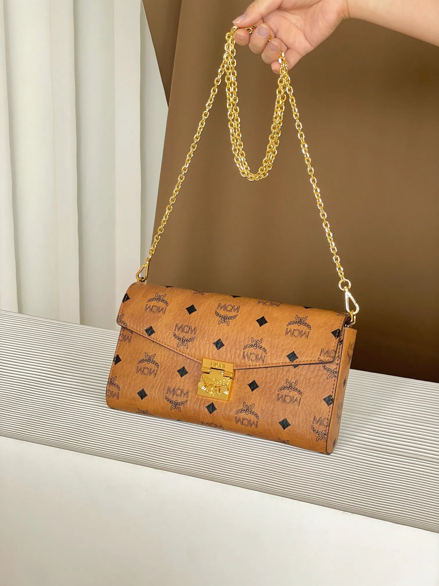 Upgraded version 💰460 with airplane case 𝐌𝐂𝐌 𝐓𝐫𝐚𝐜𝐲 𝐕𝐢𝐬𝐞𝐭𝐨𝐬 Medium pure chain envelope bag✉️ Exclusive®️Presbyopia printed all over This otherworldly Tracy crossbody bag is crafted from Italian Visetos and Nappa leather. This classic carry-on bag is accented with the signature bay leaf lock and features a lightweight, full-chain shoulder strap for effortless elegance.  Size: 23.5*5*13.5cm Shoulder strap: drop length 60cm/removable Closure: bay leaf lock Color: cognac/brown🏾