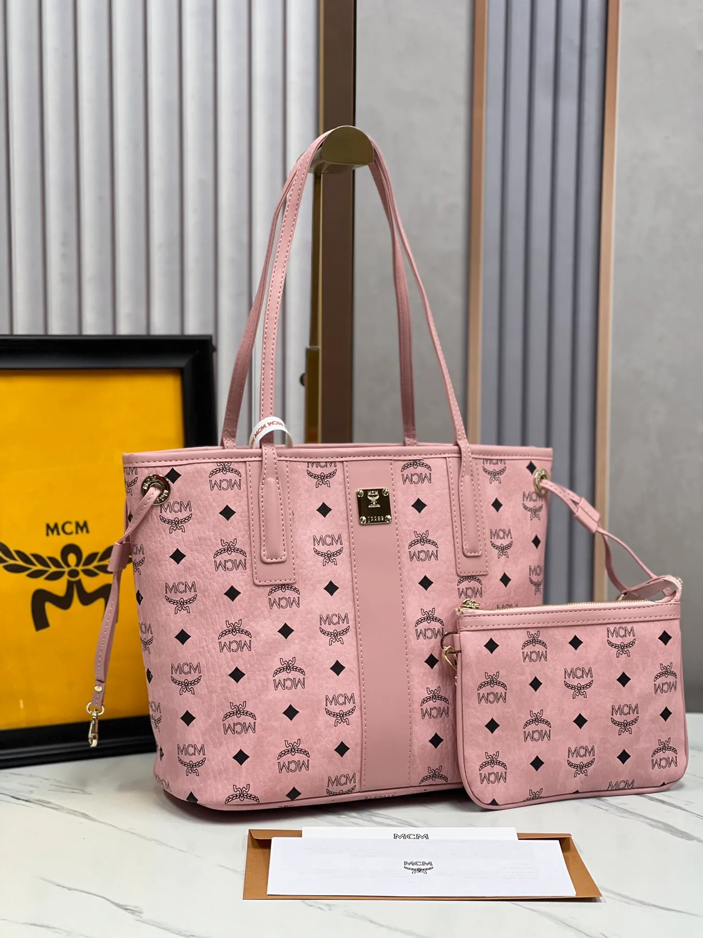 Batch 420💐MCM counter new color·Sakura pink·New upgrade✈️With gift box packaging [Exclusive real shot] Model 011 small size🔥Two classic looks are integrated into one daily item. This medium-sized Liz shopping bag is made of Visetos and Nappa calf leather and is reversible. The inside can be flipped out to reveal Cubic's classic pattern. Plus, the lightweight exterior expands and contracts with the leather drawstring. The included detachable zippered clutch adds to the functionality of this shopping bag and can also be removed and used as a separate wallet for short trips. Size: small size about 25X29X14CM