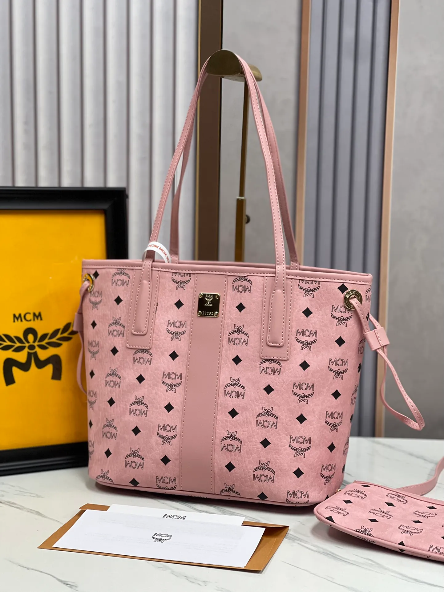 Batch 420💐MCM counter new color·Sakura pink·New upgrade✈️With gift box packaging [Exclusive real shot] Model 011 small size🔥Two classic looks are integrated into one daily item. This medium-sized Liz shopping bag is made of Visetos and Nappa calf leather and is reversible. The inside can be flipped out to reveal Cubic's classic pattern. Plus, the lightweight exterior expands and contracts with the leather drawstring. The included detachable zippered clutch adds to the functionality of this shopping bag and can also be removed and used as a separate wallet for short trips. Size: small size about 25X29X14CM
