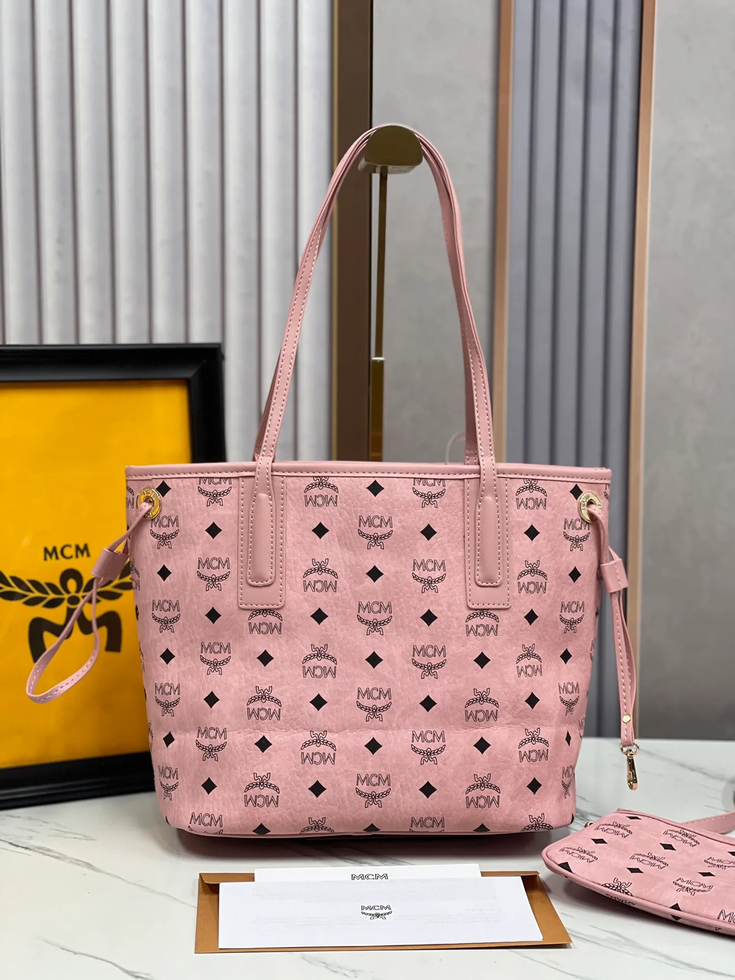 Batch 420💐MCM counter new color·Sakura pink·New upgrade✈️With gift box packaging [Exclusive real shot] Model 011 small size🔥Two classic looks are integrated into one daily item. This medium-sized Liz shopping bag is made of Visetos and Nappa calf leather and is reversible. The inside can be flipped out to reveal Cubic's classic pattern. Plus, the lightweight exterior expands and contracts with the leather drawstring. The included detachable zippered clutch adds to the functionality of this shopping bag and can also be removed and used as a separate wallet for short trips. Size: small size about 25X29X14CM