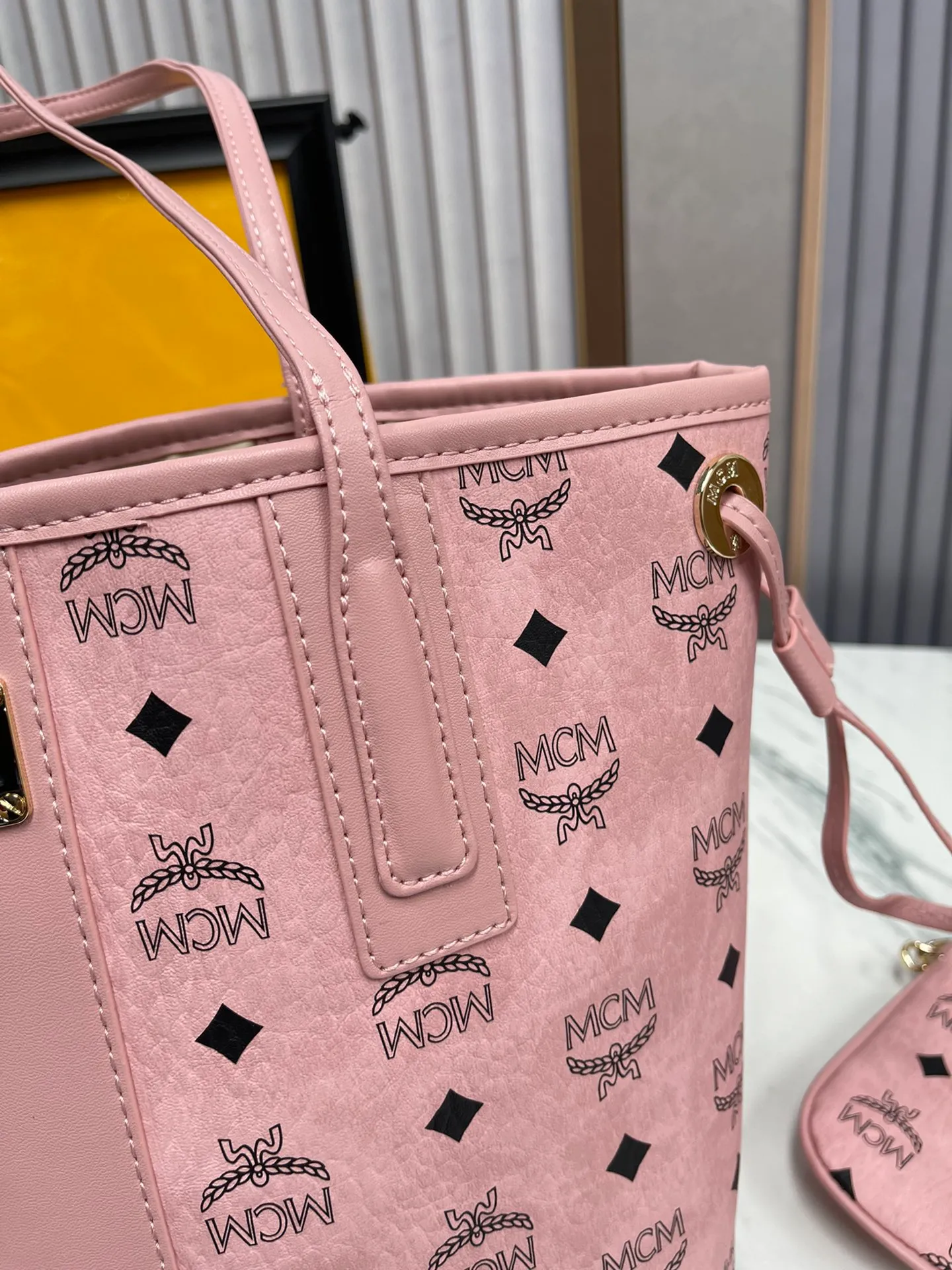 Batch 420💐MCM counter new color·Sakura pink·New upgrade✈️With gift box packaging [Exclusive real shot] Model 011 small size🔥Two classic looks are integrated into one daily item. This medium-sized Liz shopping bag is made of Visetos and Nappa calf leather and is reversible. The inside can be flipped out to reveal Cubic's classic pattern. Plus, the lightweight exterior expands and contracts with the leather drawstring. The included detachable zippered clutch adds to the functionality of this shopping bag and can also be removed and used as a separate wallet for short trips. Size: small size about 25X29X14CM