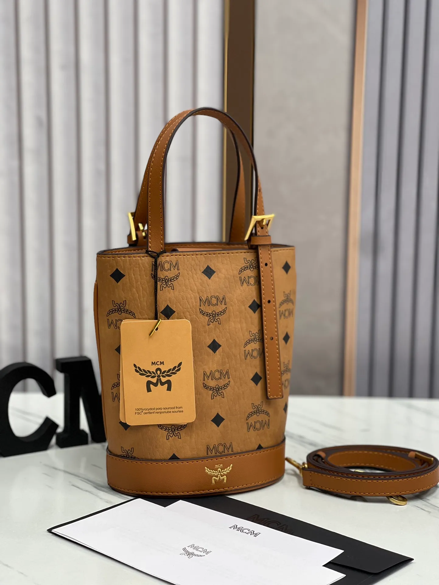 Batch 380💰🎋MCM newly upgraded ✈️ Comes with an environmentally friendly gift box♻️🎁The latest bucket bag model 8888 in the 2024 counter🌺Toni Visetos shopping bag has a new look, super beautiful👗 This compact shopping bag is multi-functional and will last forever. Don't let the size of this mini tote fool you, it's designed with spacious interior and exterior compartments to store all your small essentials. The cotton canvas lining features a print inspired by street fashion, subtly retaining MCM's adventurous aesthetic. Pair it with the included cross-body strap for hands-free functionality and greater portability. 19X14.5X9.5