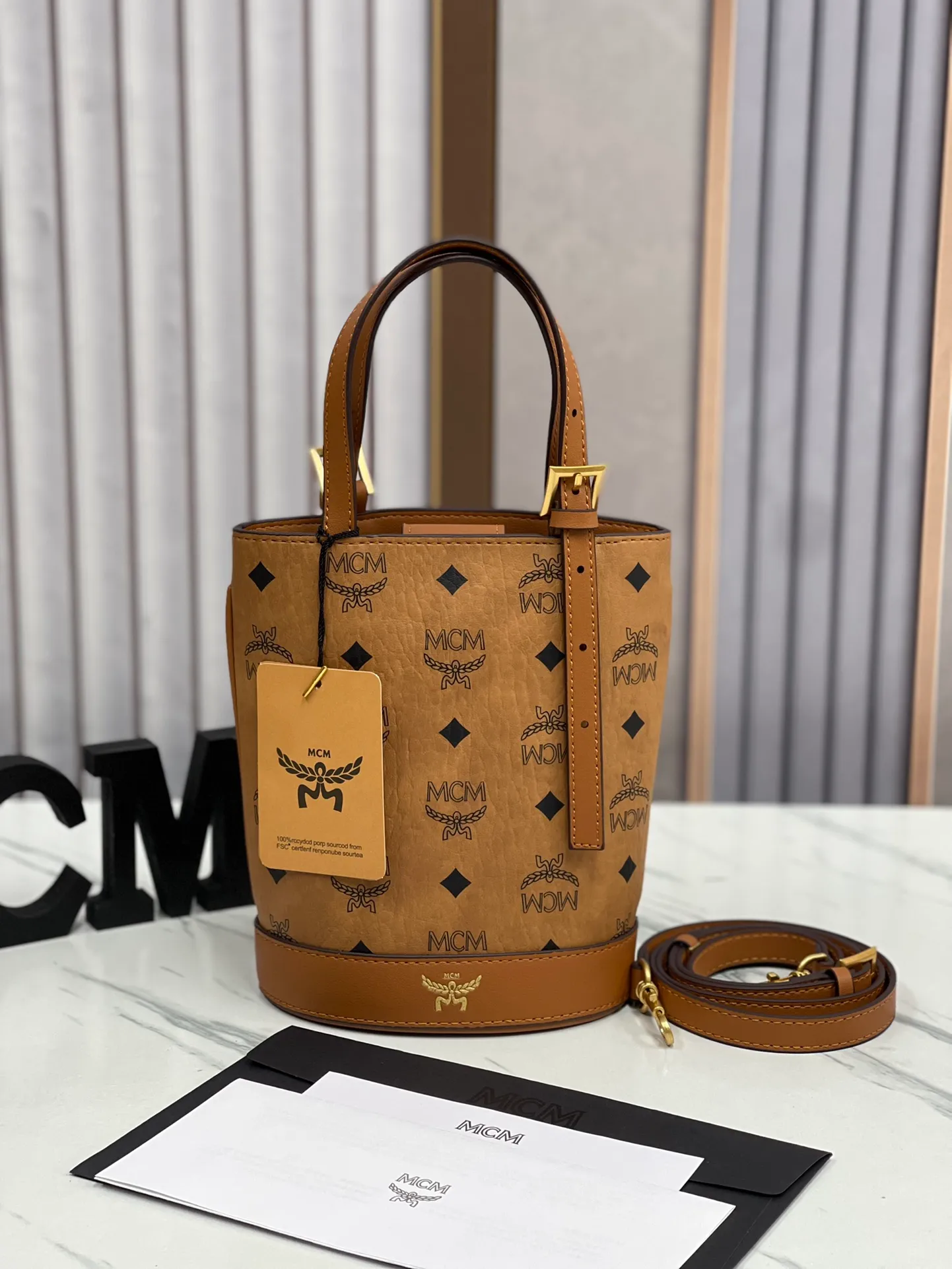 Batch 380💰🎋MCM newly upgraded ✈️ Comes with an environmentally friendly gift box♻️🎁The latest bucket bag model 8888 in the 2024 counter🌺Toni Visetos shopping bag has a new look, super beautiful👗 This compact shopping bag is multi-functional and will last forever. Don't let the size of this mini tote fool you, it's designed with spacious interior and exterior compartments to store all your small essentials. The cotton canvas lining features a print inspired by street fashion, subtly retaining MCM's adventurous aesthetic. Pair it with the included cross-body strap for hands-free functionality and greater portability. 19X14.5X9.5