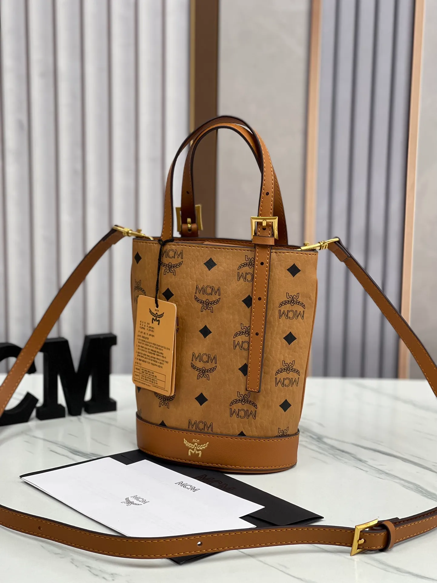 Batch 380💰🎋MCM newly upgraded ✈️ Comes with an environmentally friendly gift box♻️🎁The latest bucket bag model 8888 in the 2024 counter🌺Toni Visetos shopping bag has a new look, super beautiful👗 This compact shopping bag is multi-functional and will last forever. Don't let the size of this mini tote fool you, it's designed with spacious interior and exterior compartments to store all your small essentials. The cotton canvas lining features a print inspired by street fashion, subtly retaining MCM's adventurous aesthetic. Pair it with the included cross-body strap for hands-free functionality and greater portability. 19X14.5X9.5