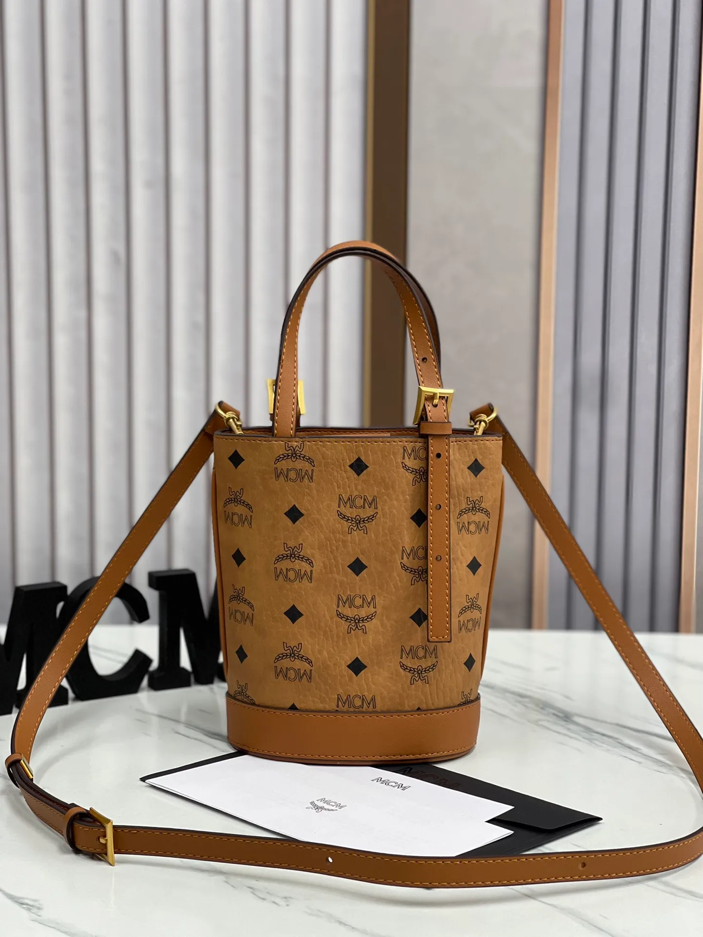 Batch 380💰🎋MCM newly upgraded ✈️ Comes with an environmentally friendly gift box♻️🎁The latest bucket bag model 8888 in the 2024 counter🌺Toni Visetos shopping bag has a new look, super beautiful👗 This compact shopping bag is multi-functional and will last forever. Don't let the size of this mini tote fool you, it's designed with spacious interior and exterior compartments to store all your small essentials. The cotton canvas lining features a print inspired by street fashion, subtly retaining MCM's adventurous aesthetic. Pair it with the included cross-body strap for hands-free functionality and greater portability. 19X14.5X9.5
