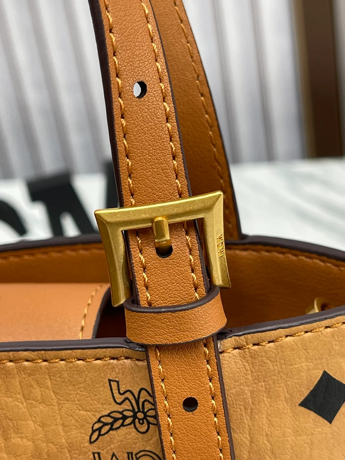 Batch 380💰🎋MCM newly upgraded ✈️ Comes with an environmentally friendly gift box♻️🎁The latest bucket bag model 8888 in the 2024 counter🌺Toni Visetos shopping bag has a new look, super beautiful👗 This compact shopping bag is multi-functional and will last forever. Don't let the size of this mini tote fool you, it's designed with spacious interior and exterior compartments to store all your small essentials. The cotton canvas lining features a print inspired by street fashion, subtly retaining MCM's adventurous aesthetic. Pair it with the included cross-body strap for hands-free functionality and greater portability. 19X14.5X9.5