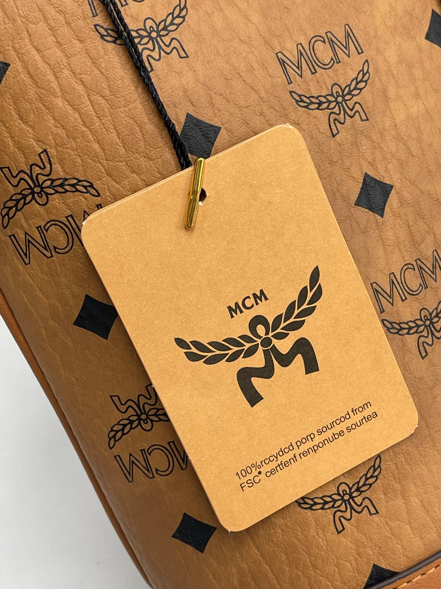Batch 380💰🎋MCM newly upgraded ✈️ Comes with an environmentally friendly gift box♻️🎁The latest bucket bag model 8888 in the 2024 counter🌺Toni Visetos shopping bag has a new look, super beautiful👗 This compact shopping bag is multi-functional and will last forever. Don't let the size of this mini tote fool you, it's designed with spacious interior and exterior compartments to store all your small essentials. The cotton canvas lining features a print inspired by street fashion, subtly retaining MCM's adventurous aesthetic. Pair it with the included cross-body strap for hands-free functionality and greater portability. 19X14.5X9.5